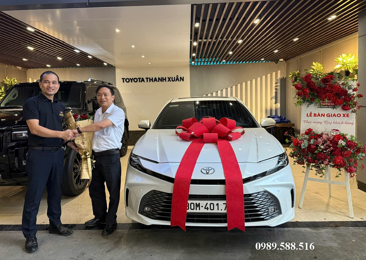ban-xe-toyota-camry-2.5-MID-mau-trang-ngoc-trai-2026