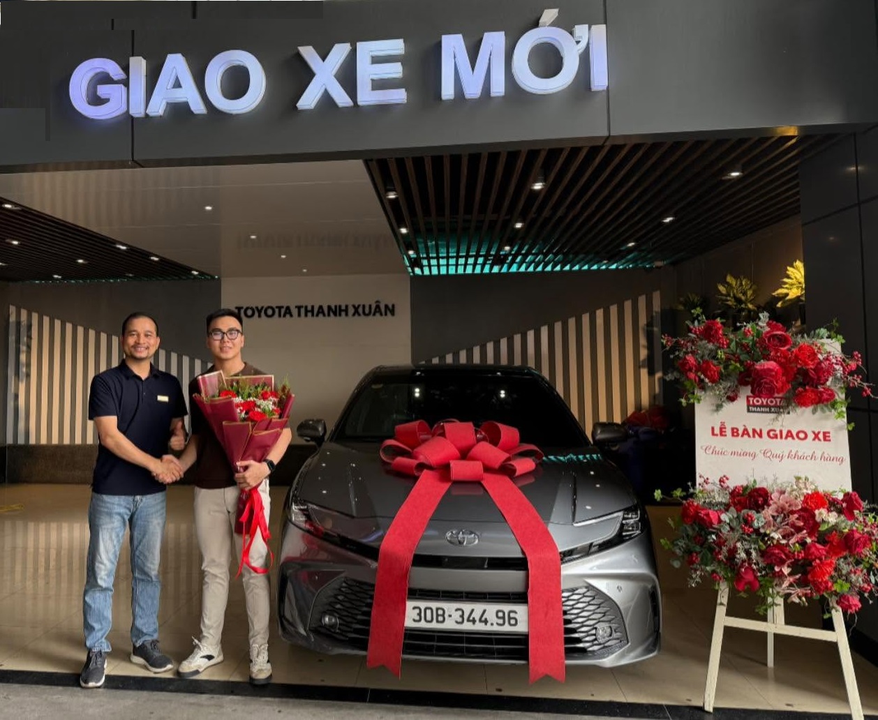 giao-xe-toyota-camry-2.5-HEV-TOP-hybrid-mau-xam-1L5-2026