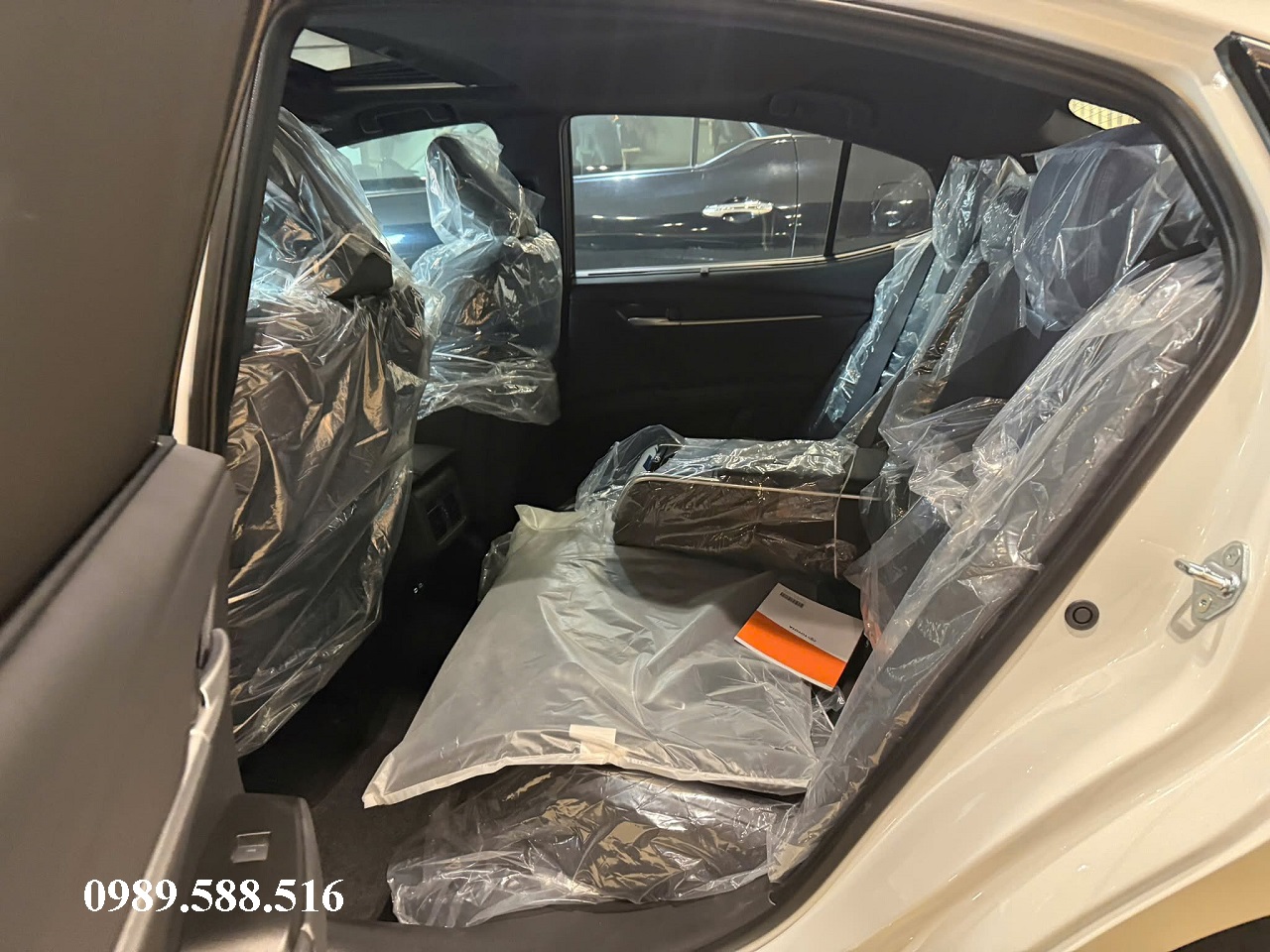 toyota-camry-2.5MID-hev-hybrid-mau-trang-ngoc-trai-ghe-sau