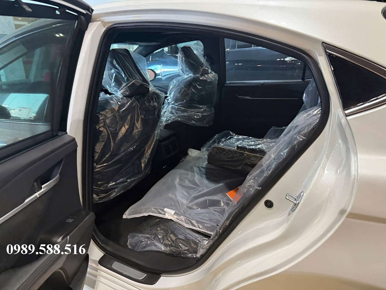 toyota-camry-2.5MID-hev-hybrid-mau-trang-ngoc-trai-hang-ghe-sau