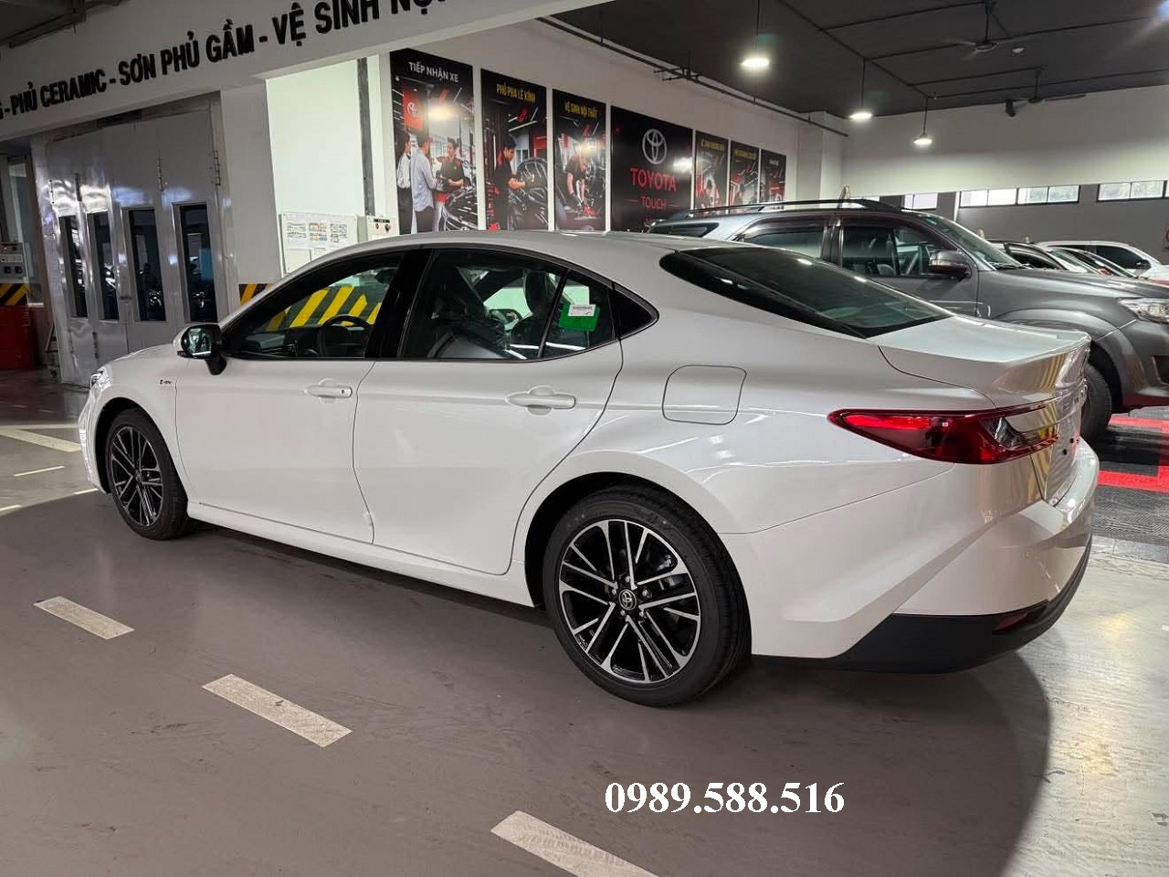 toyota-camry-2.5MID-hev-mau-trang-ngoc-trai-hong-xe