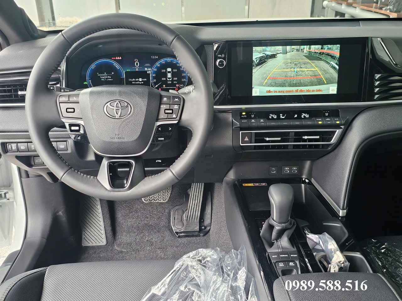 toyota-camry-2.5MID-hev-mau-trang-ngoc-trai-noi-that-xe