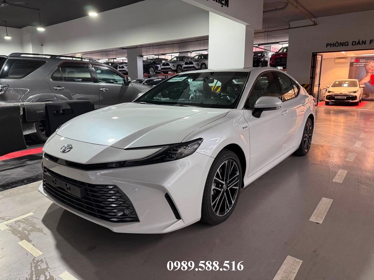 toyota-camry-2.5MID-hev-mau-trang-ngoc-trai-than-xe