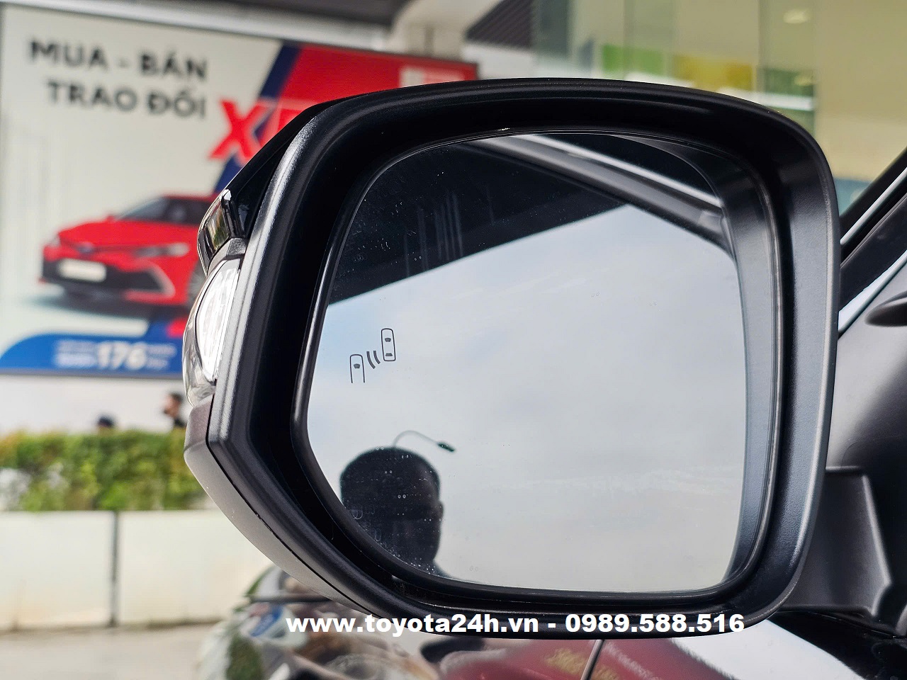 canh-bao-diem-mu-tren-guong-toyota-furtuner-2026