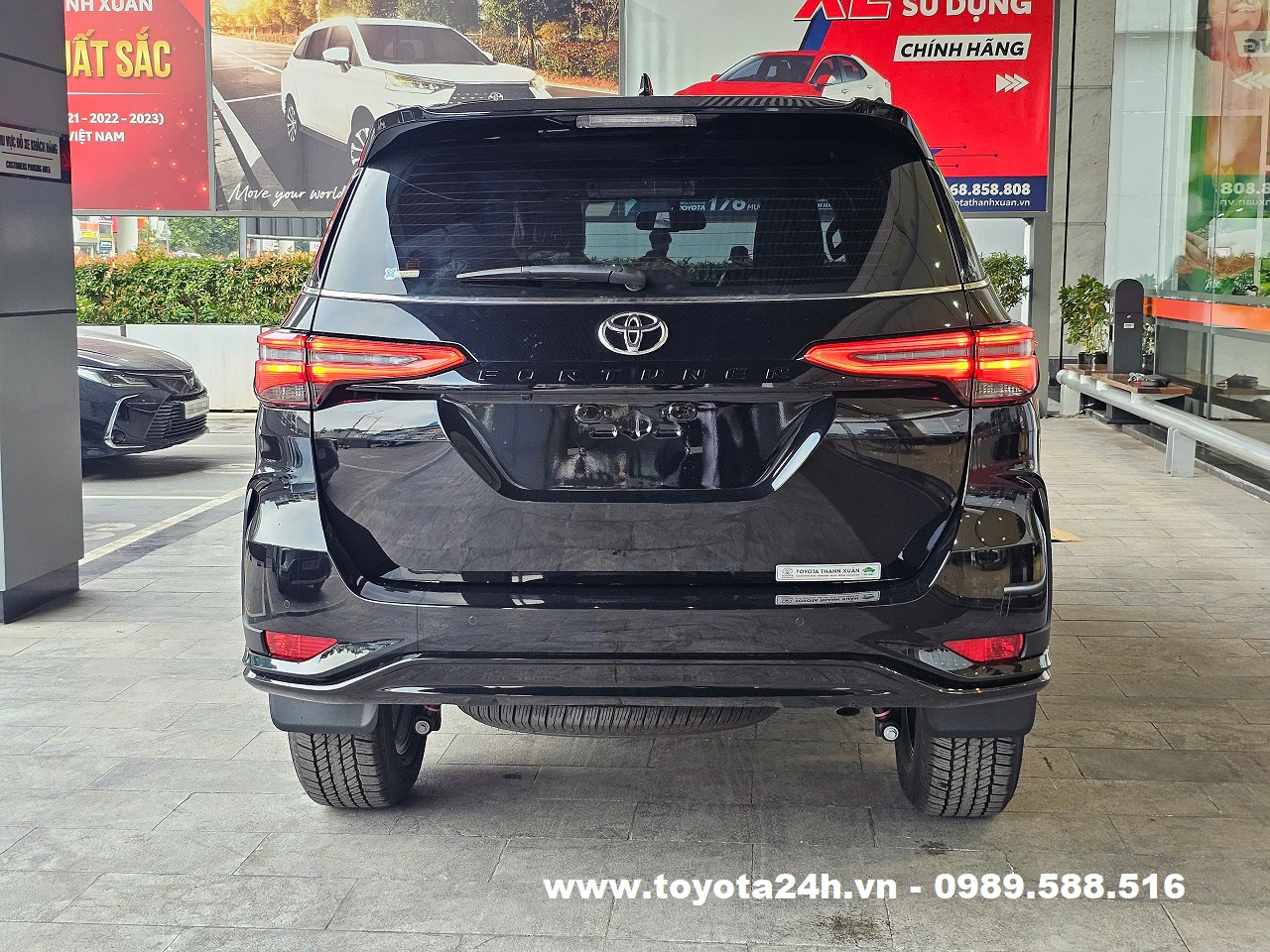 toyota-fortuner-2026-mau-den-2.7AT-4x4-duoi-xe