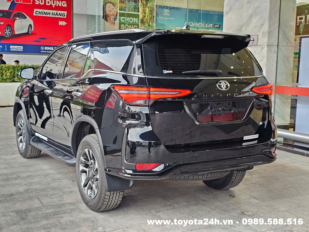 toyota-fortuner-2026-mau-den-2.7AT-4x4-hong-xe