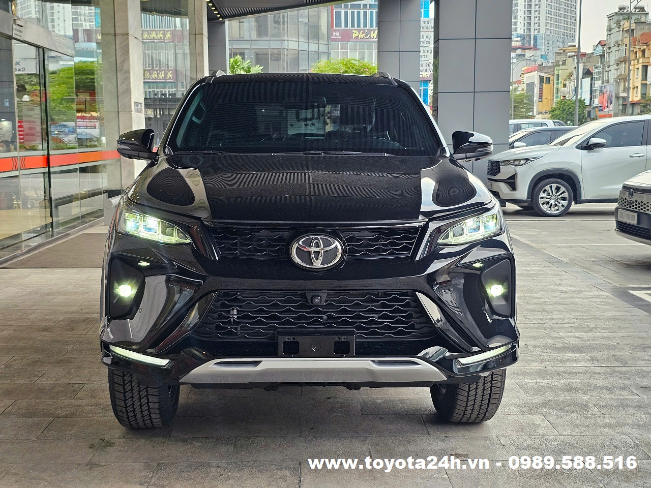 Toyota Fortuner 2.7AT 4x4 2026 máy xăng 2 cầu màu đen phiên bản mới, giá lăn bánh từ 1,395 tỷ
