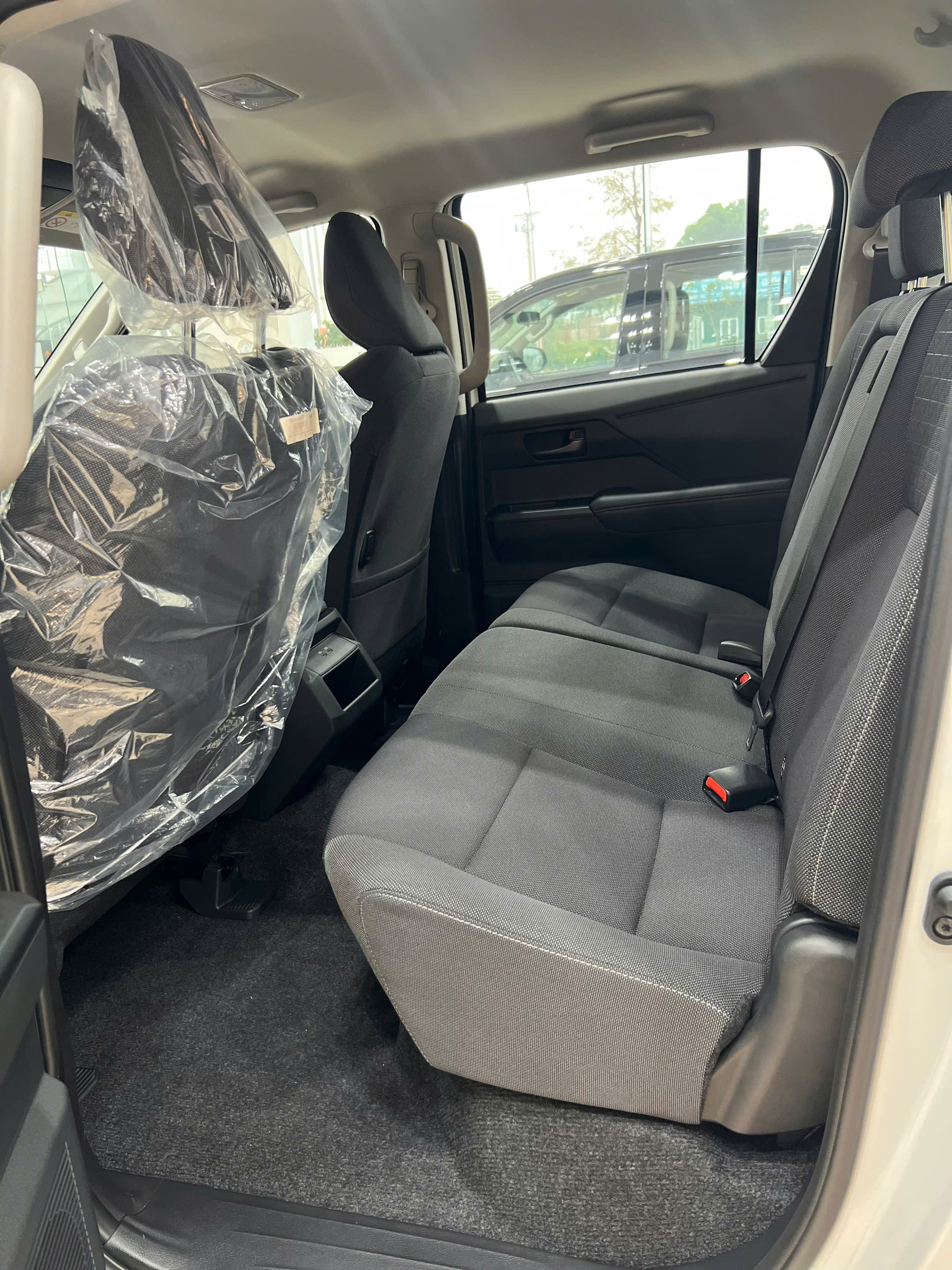 hang-ghe-sau-toyota-hilux-2.8AT-4x2-2026-mau-den