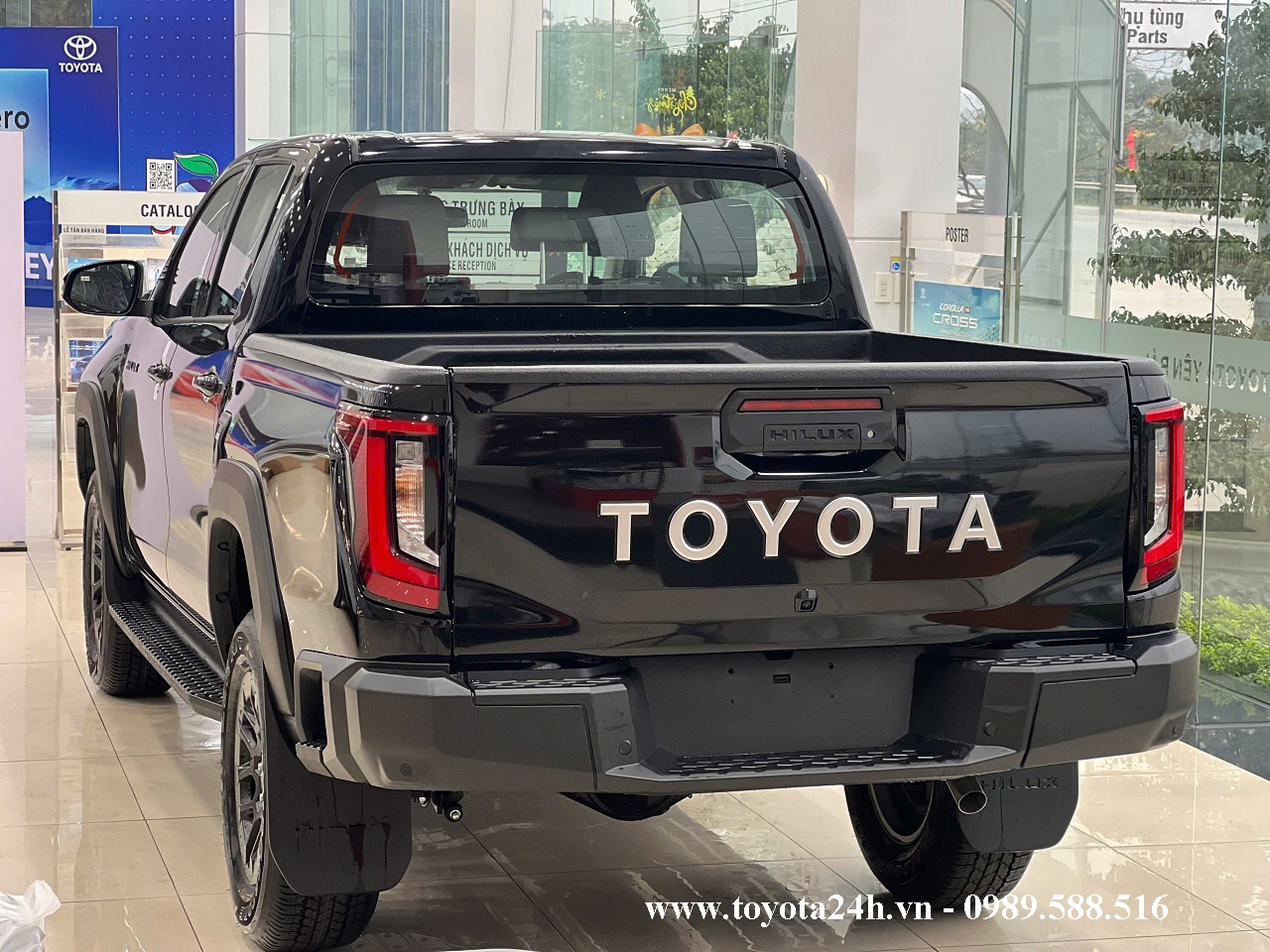 hinh-anh-toyota-hilux-2.8AT-4x2-2026-mau-den-duoi-xe