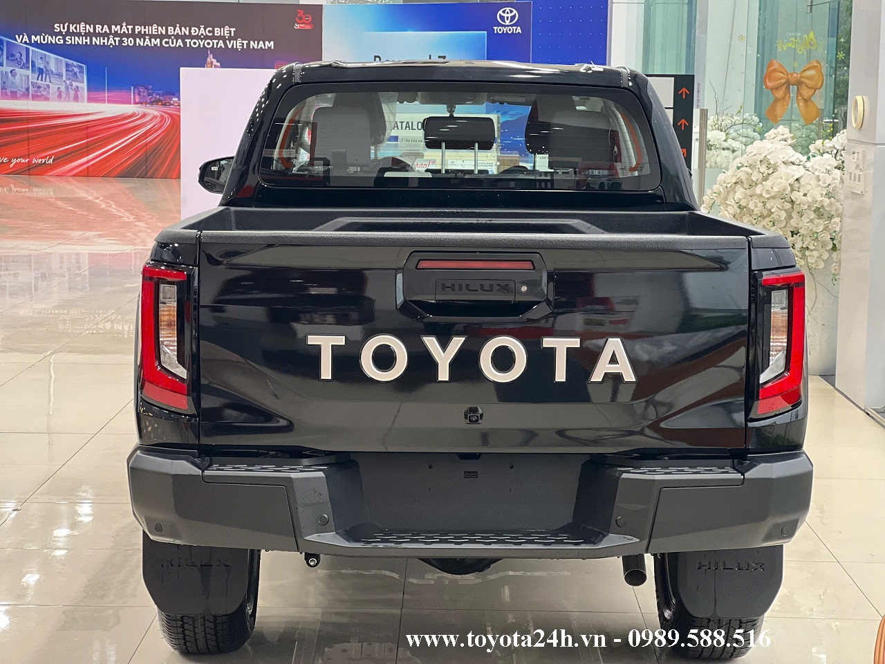 hinh-anh-toyota-hilux-2.8AT-4x2-2026-mau-den-thung-xe