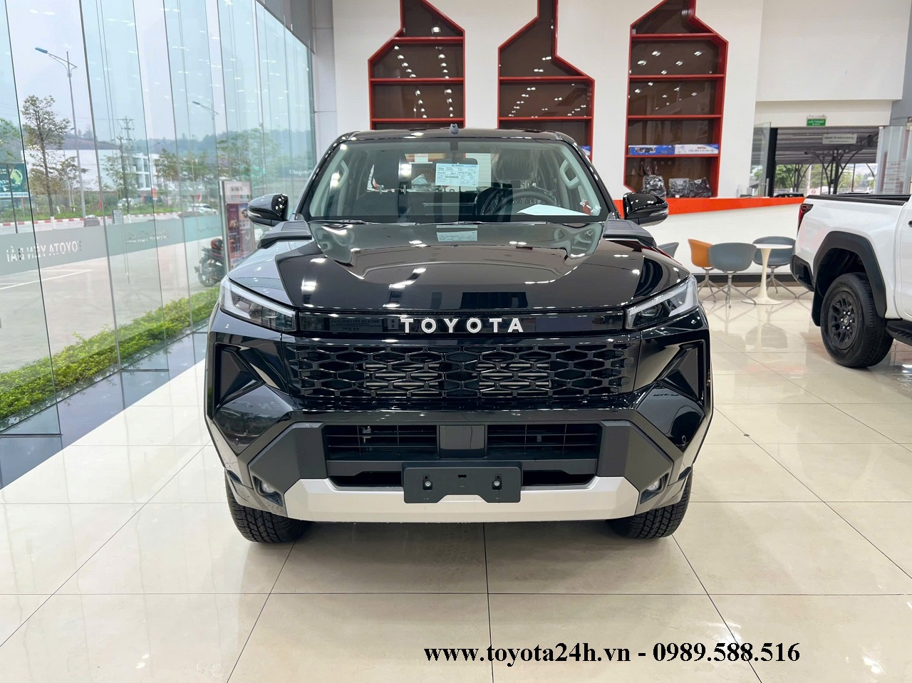 hinh-anh-toyota-hilux-2.8AT-4x2-2026-mau-den