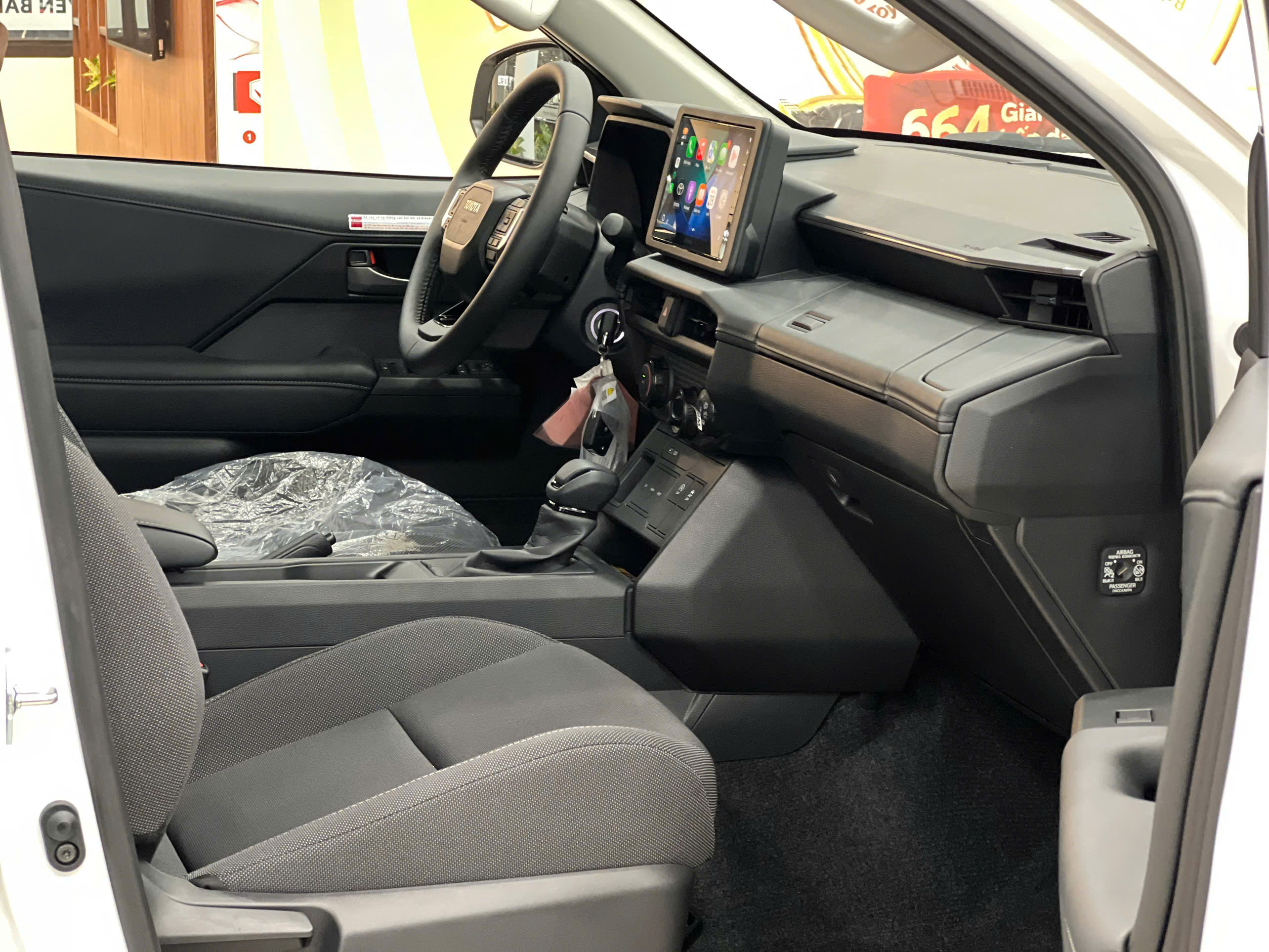 noi-that-toyota-hilux-2.8AT-4x2-mau-den-2026-moi