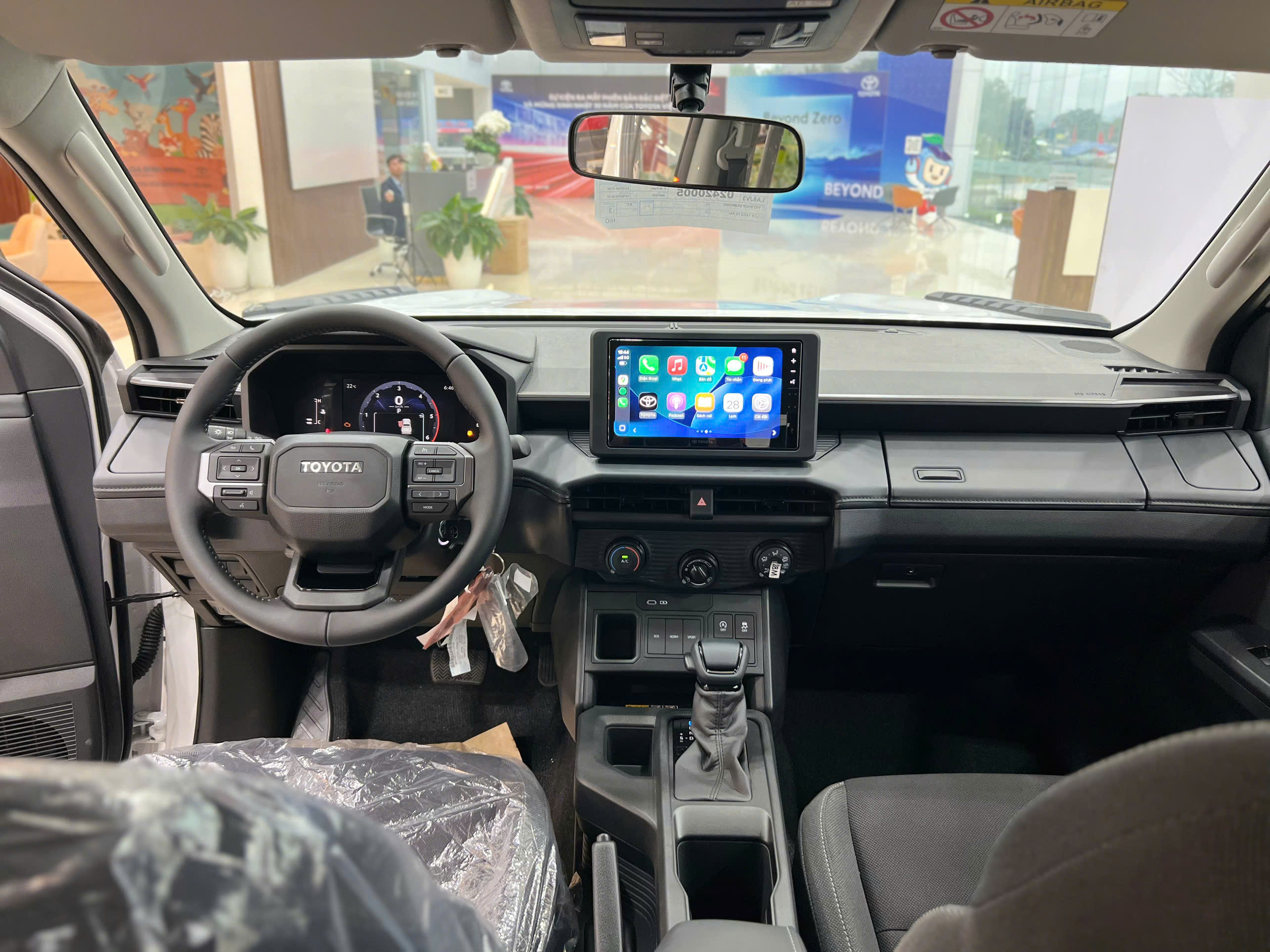 noi-that-toyota-hilux-2.8AT-4x2-mau-den-2026