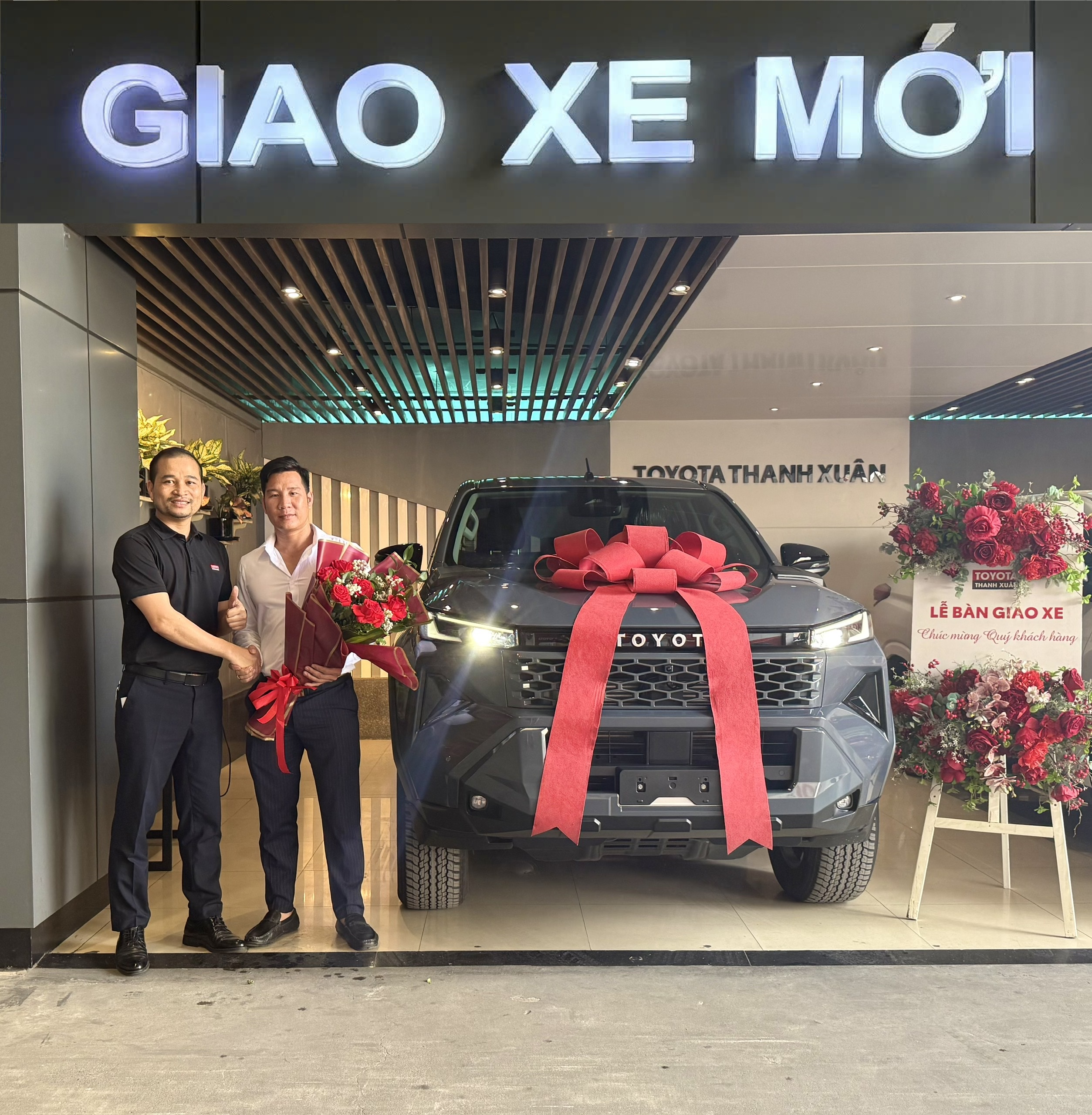 giao-xe-toyota-hilux-2.8AT-4x2-2026-mau-xam