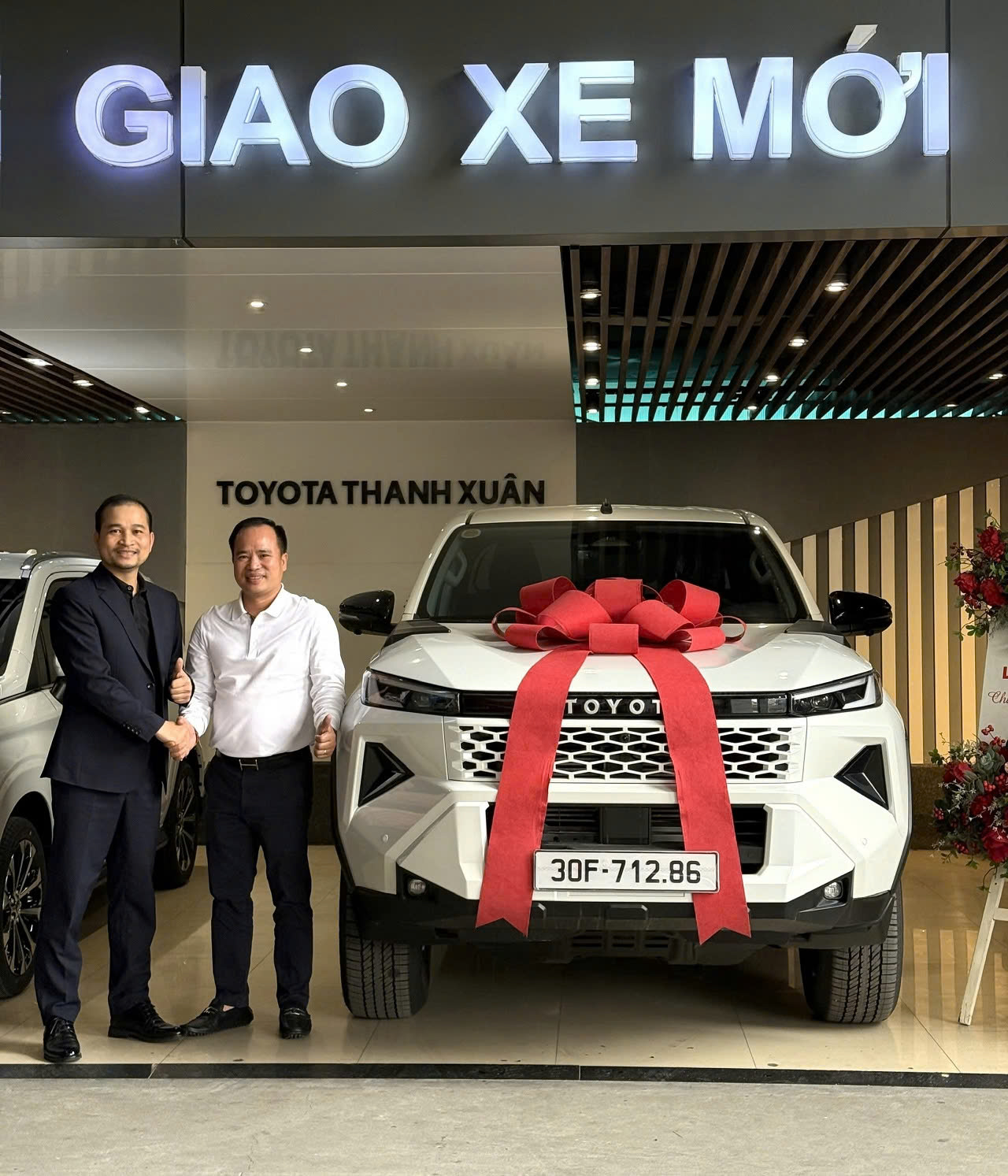 giao-xe-toyota-hilux-2.8AT-4x4-2026-mau-trang