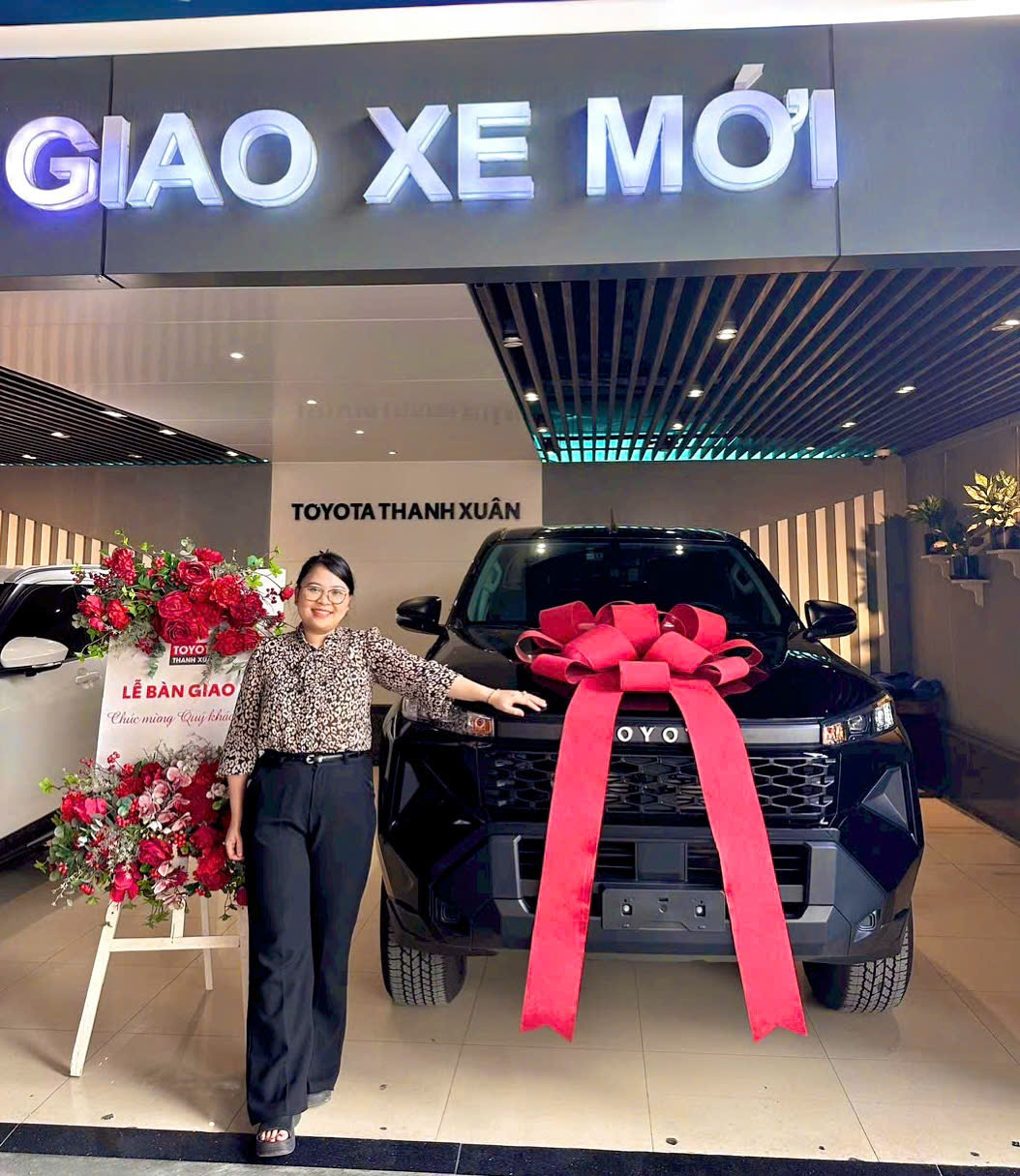ban-xe-toyota-hilux-2026-mau-den-2.8-pro