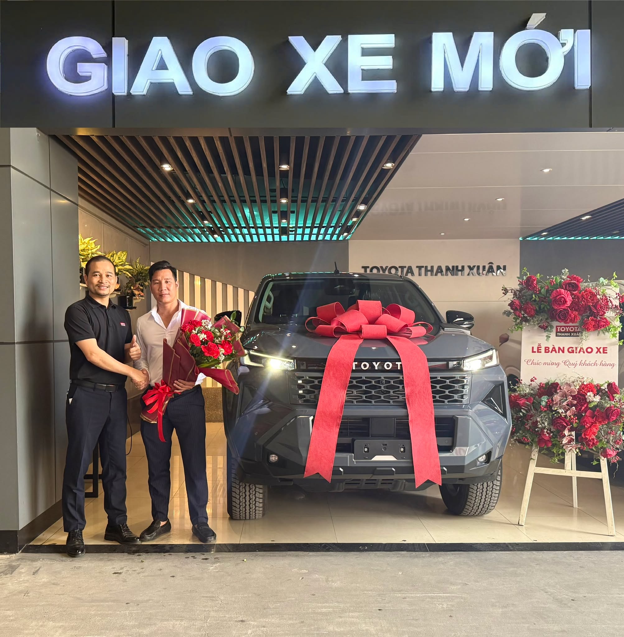 giao-xe-toyota-hilux-2.8AT-4x2-2026-mau-xam
