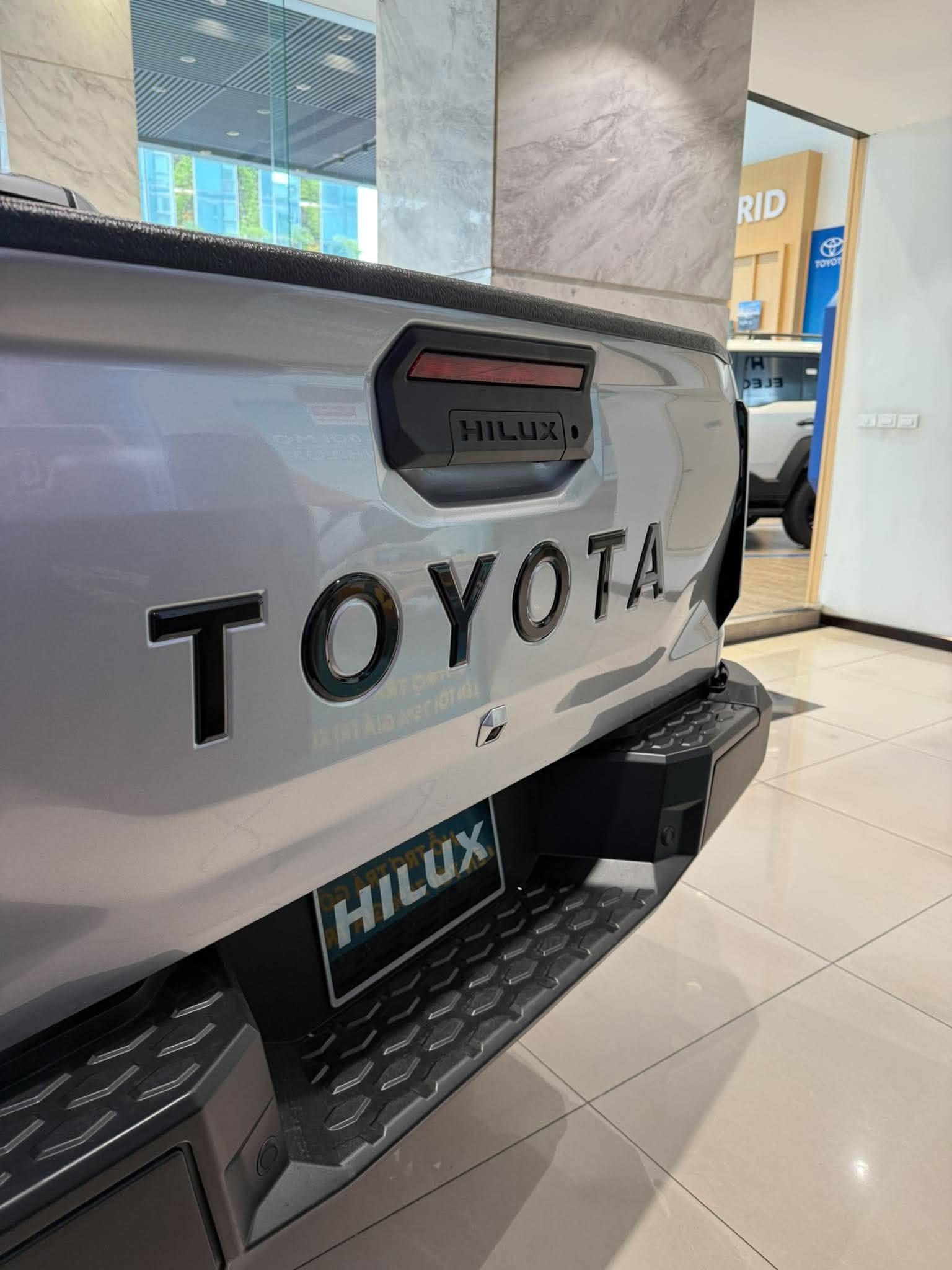 toyota-hilux-2.8-pro-4x2-AT-mau-bac-2026-camera-lui