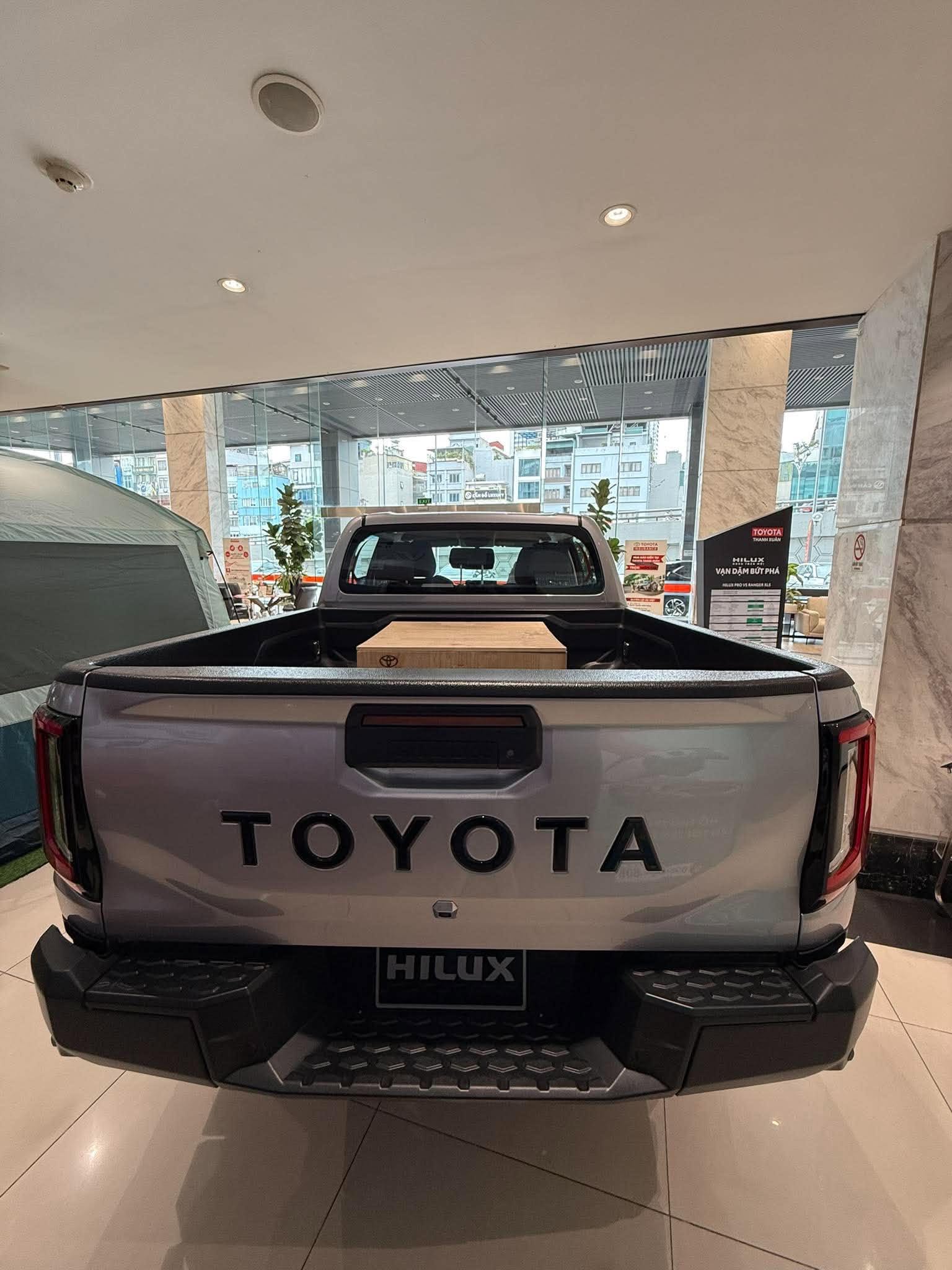 toyota-hilux-2.8-pro-4x2-AT-mau-bac-2026-duoi-xe