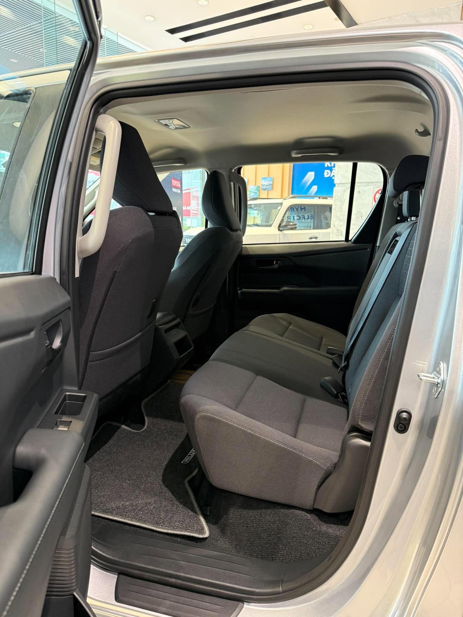 toyota-hilux-2.8-pro-4x2-AT-mau-bac-2026-ghe-sau