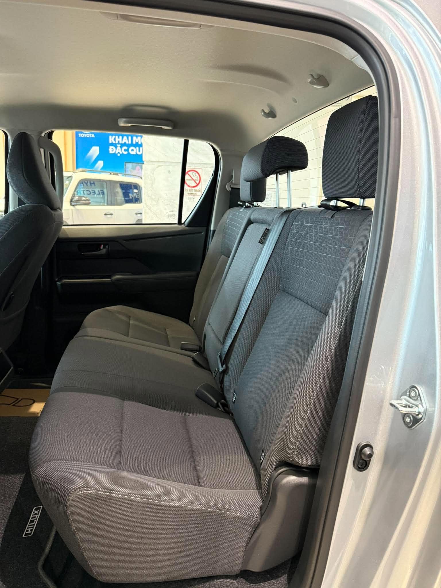 toyota-hilux-2.8-pro-4x2-AT-mau-bac-2026-hang-ghe-sau