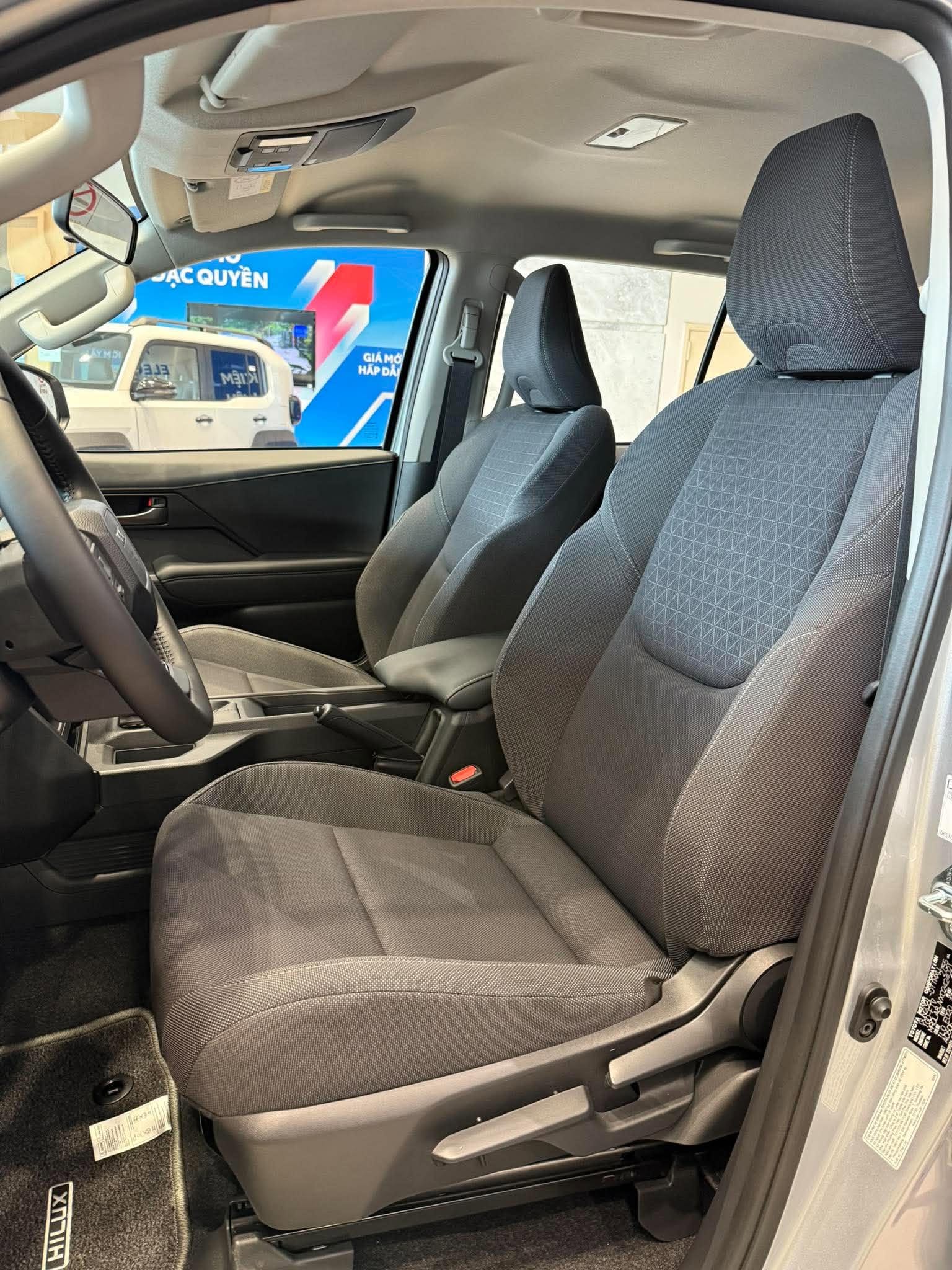 toyota-hilux-2.8-pro-4x2-AT-mau-bac-2026-than-xe-ghe-truoc