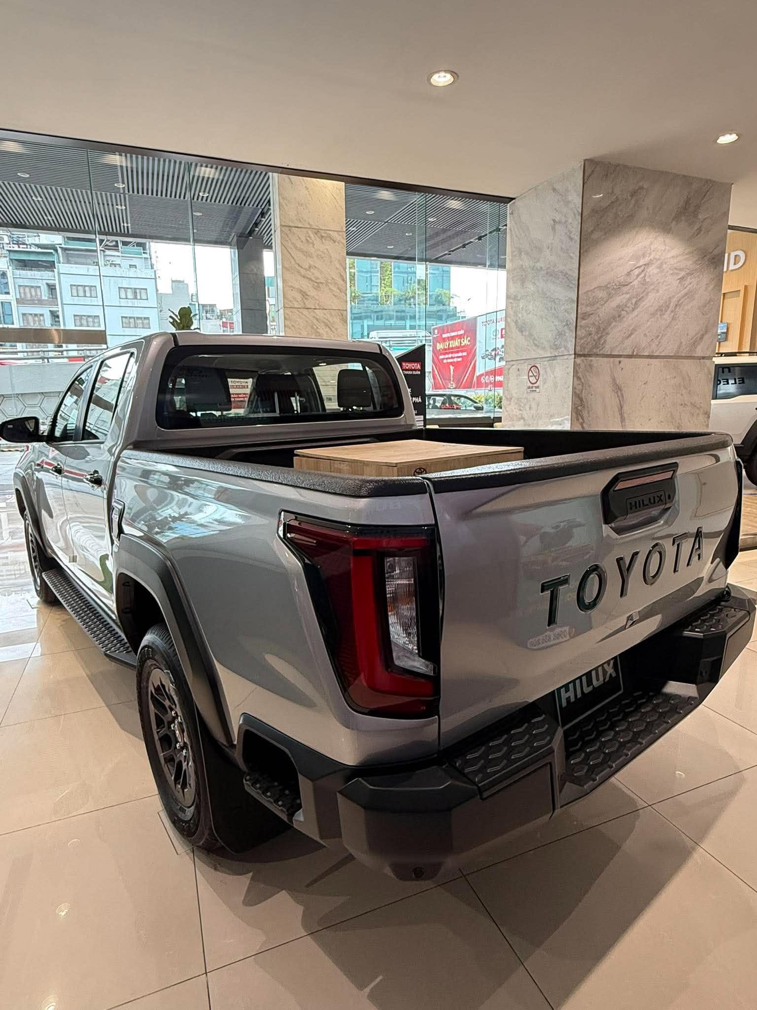 toyota-hilux-2.8-pro-4x2-AT-mau-bac-2026-than-xe-moi
