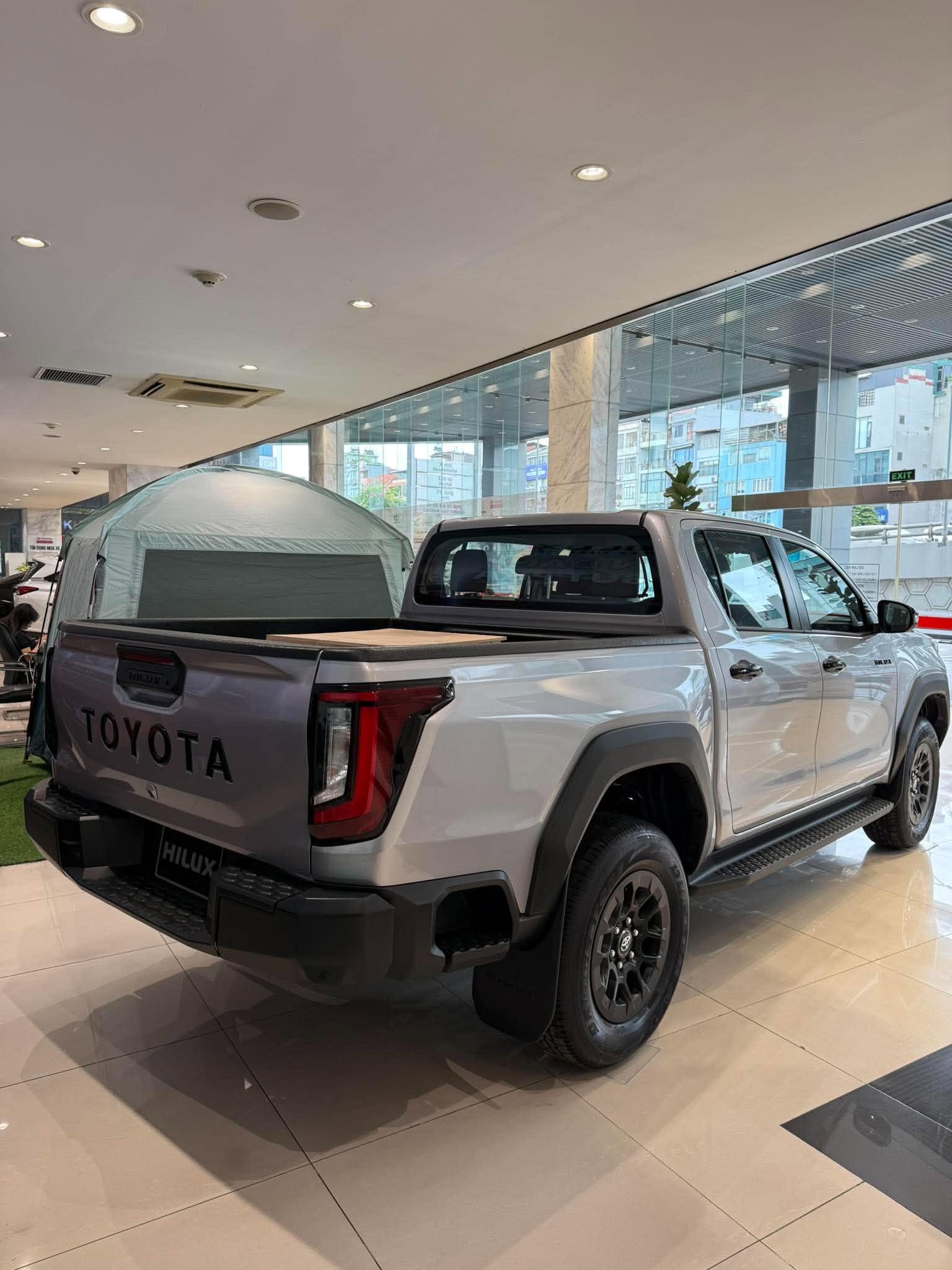 toyota-hilux-2.8-pro-4x2-AT-mau-bac-2026-than-xe
