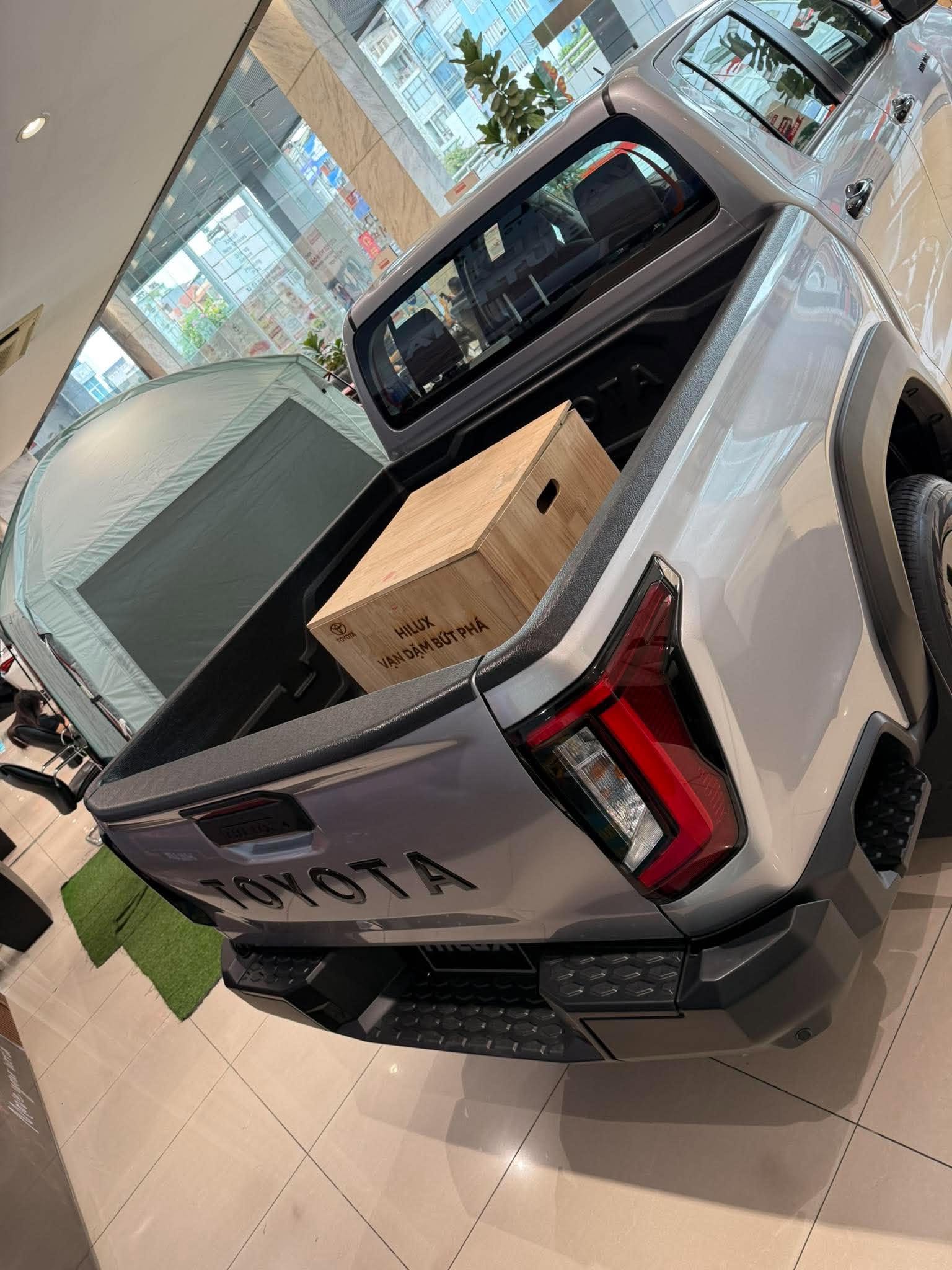 toyota-hilux-2.8-pro-4x2-AT-mau-bac-2026-thung-xe