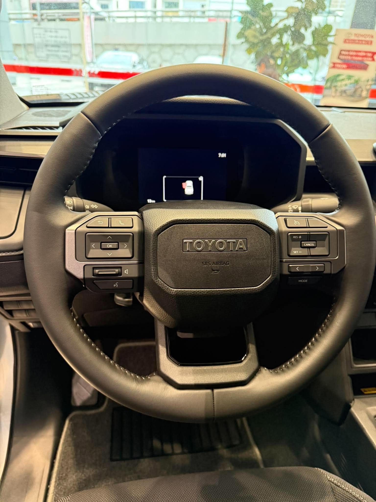 toyota-hilux-2.8-pro-4x2-mau-bac-2026-vo-lang