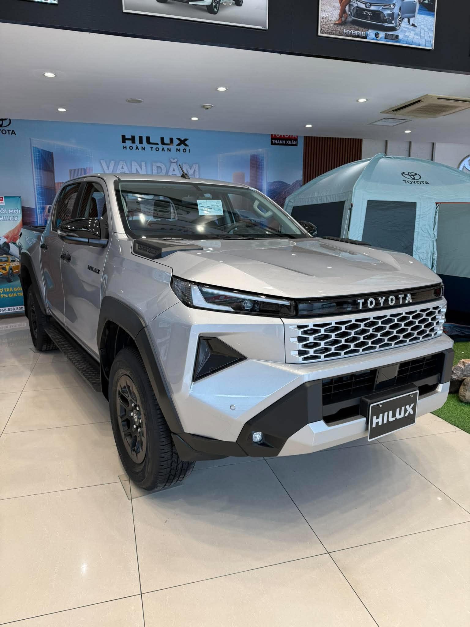 toyota-hilux-2.8-pro-4x2-mau-bac-2026