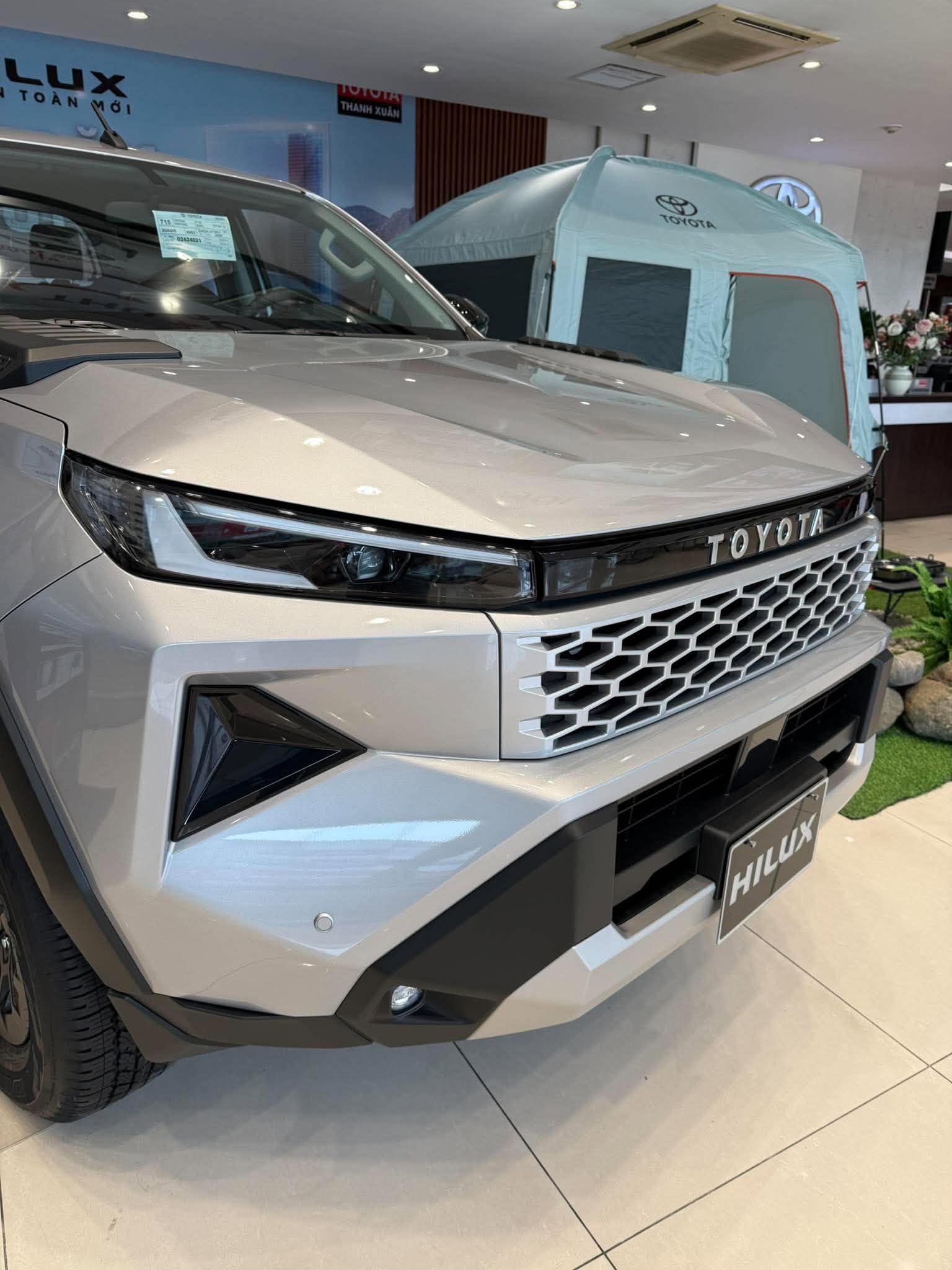 toyota-hilux-2.8-pro-4x2-mau-bac-dau-xe