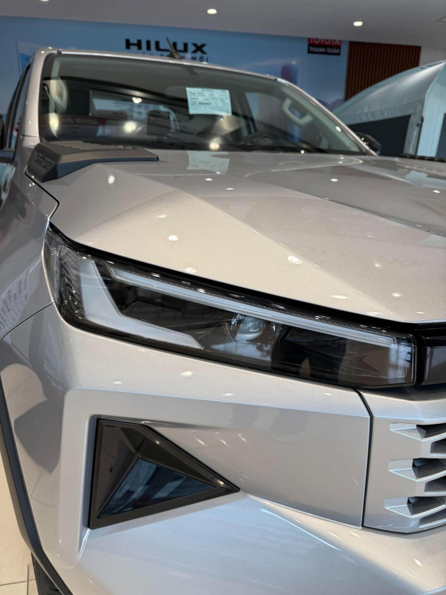 toyota-hilux-2.8-pro-4x2-mau-bac-den-xe
