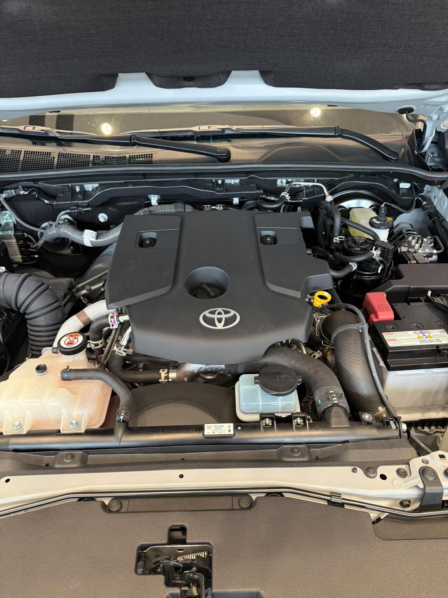 toyota-hilux-2.8-pro-4x2-mau-bac-dong-co-xe