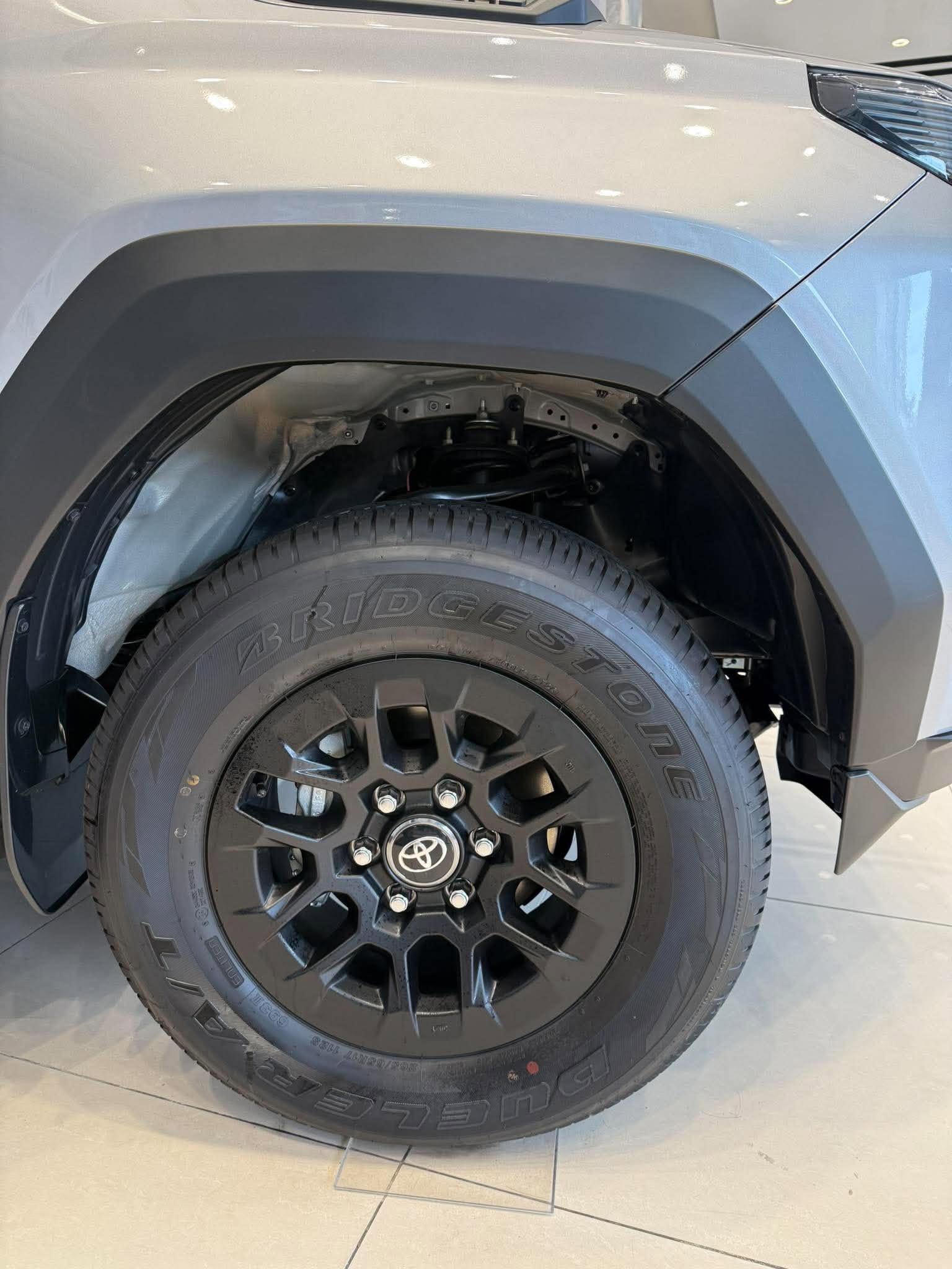 toyota-hilux-pro-2.8AT-4x2-mau-bac-1L0-banh-xe