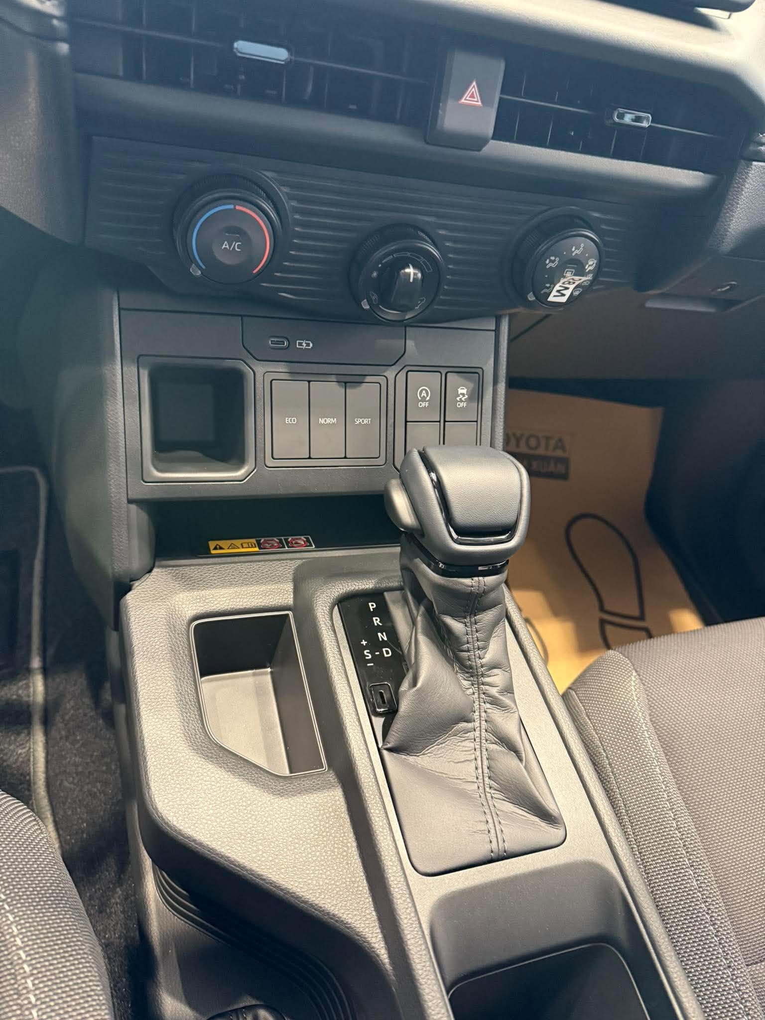 toyota-hilux-pro-2.8AT-4x2-mau-bac-1L0-hop-so-xe