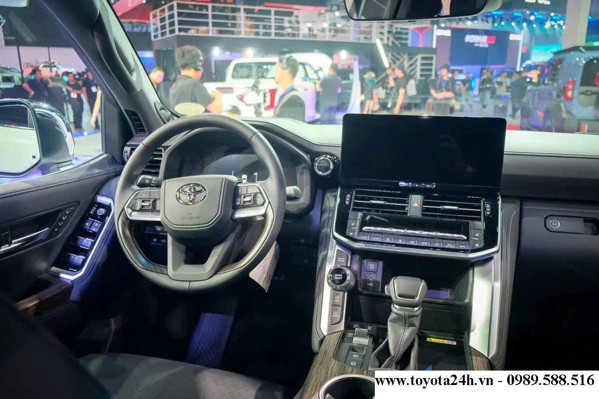 toyota-land-cruiser-LC300-2026-hybrid-ra-mat-tai-viet-nam-noi-that-xe