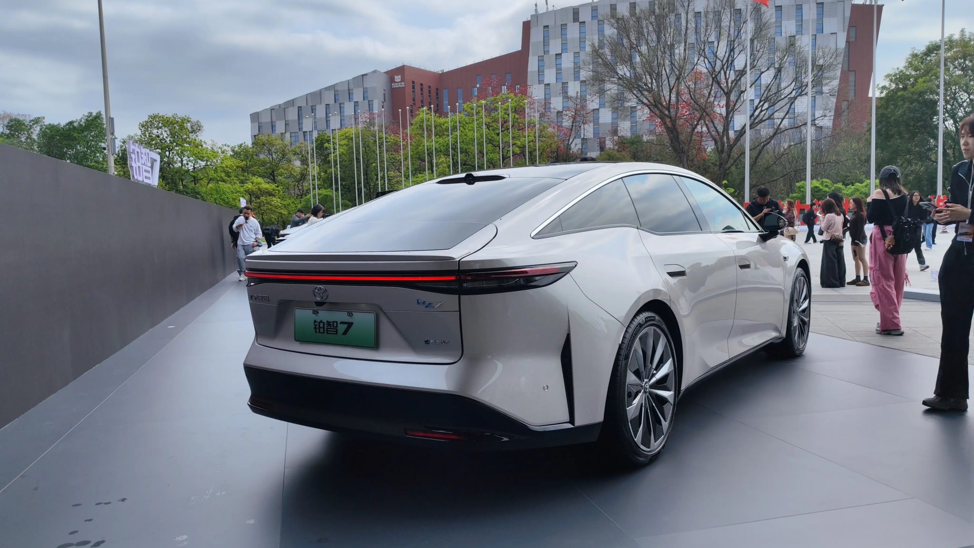 toyota-bz7-xe-thuan-dien-2026-ra-mat-viet-nam