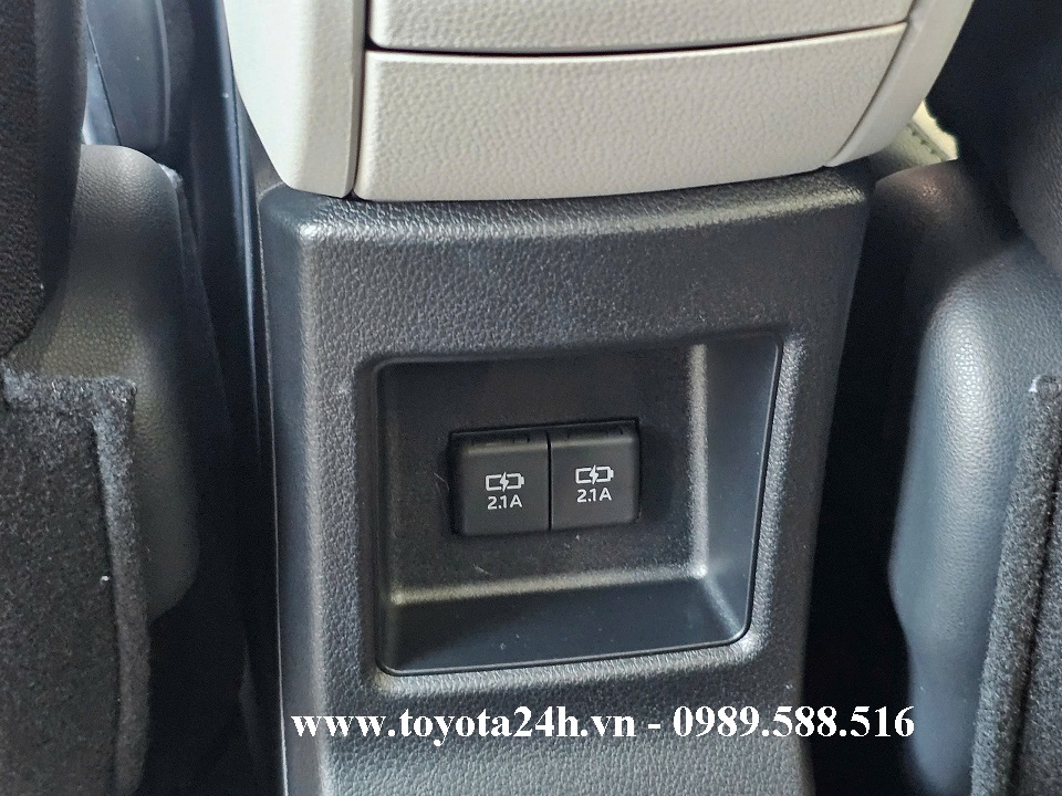 cong-sac-phia-sau-toyota-veloz-cross