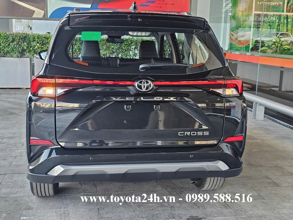 toyota-veloz-cross-top-mau-den-2026-duoi-xe