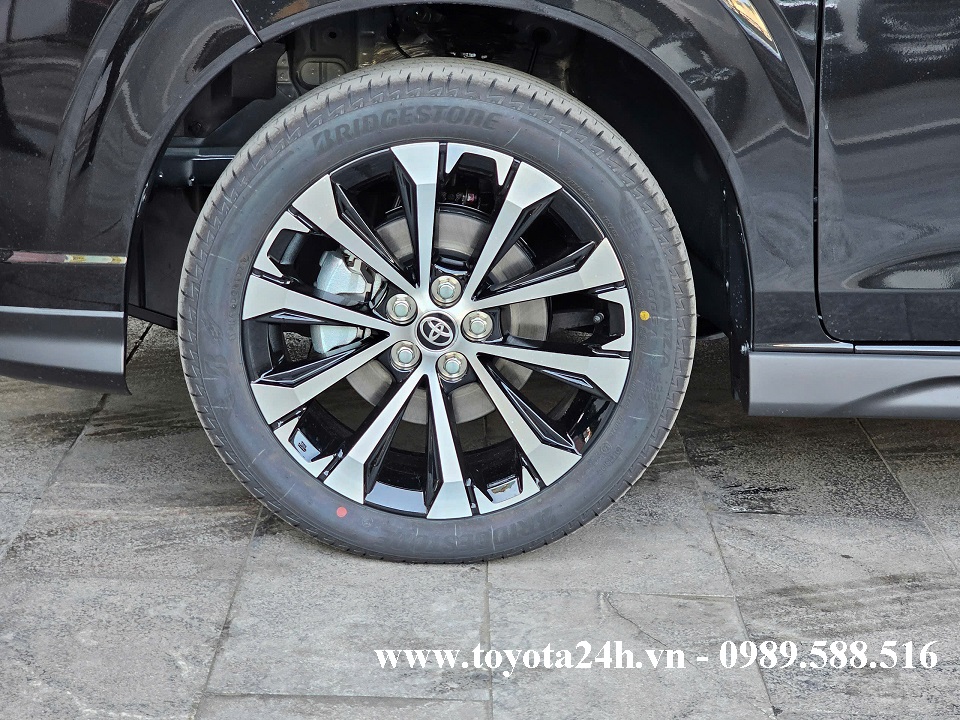 toyota-veloz-cross-top-mau-den-2026-vanh-xe