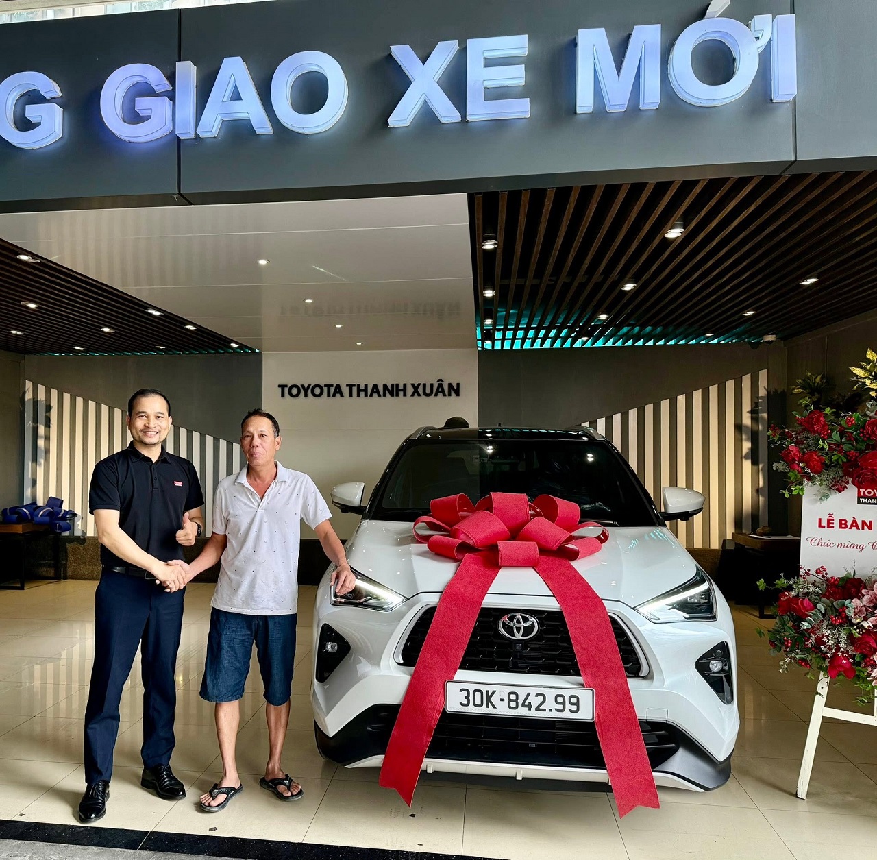 giao-xe-toyota-yaris-cross-mau-trang-noc-den