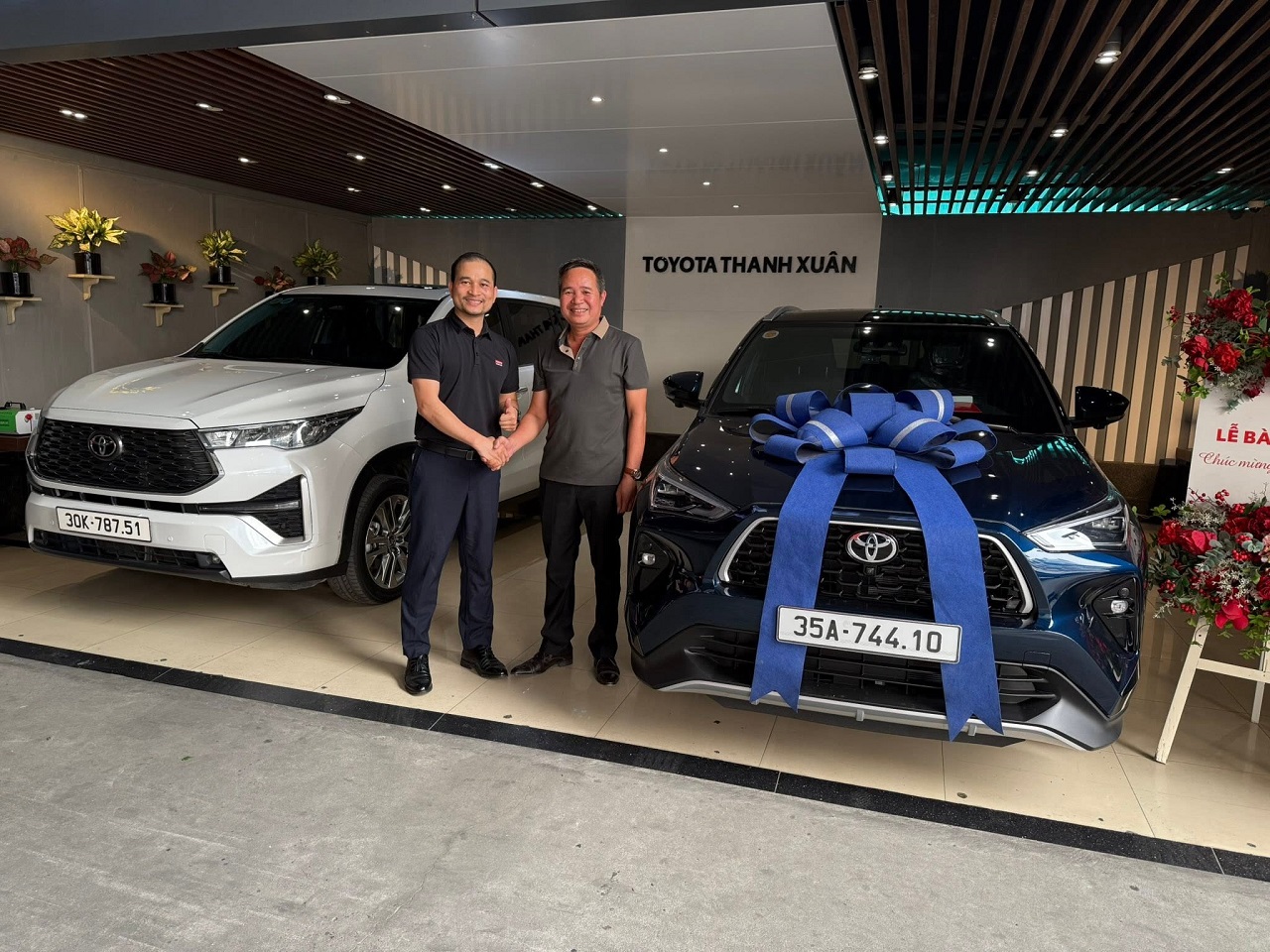 giao-xe-toyota-yaris-cross-mau-xanh-noc-den