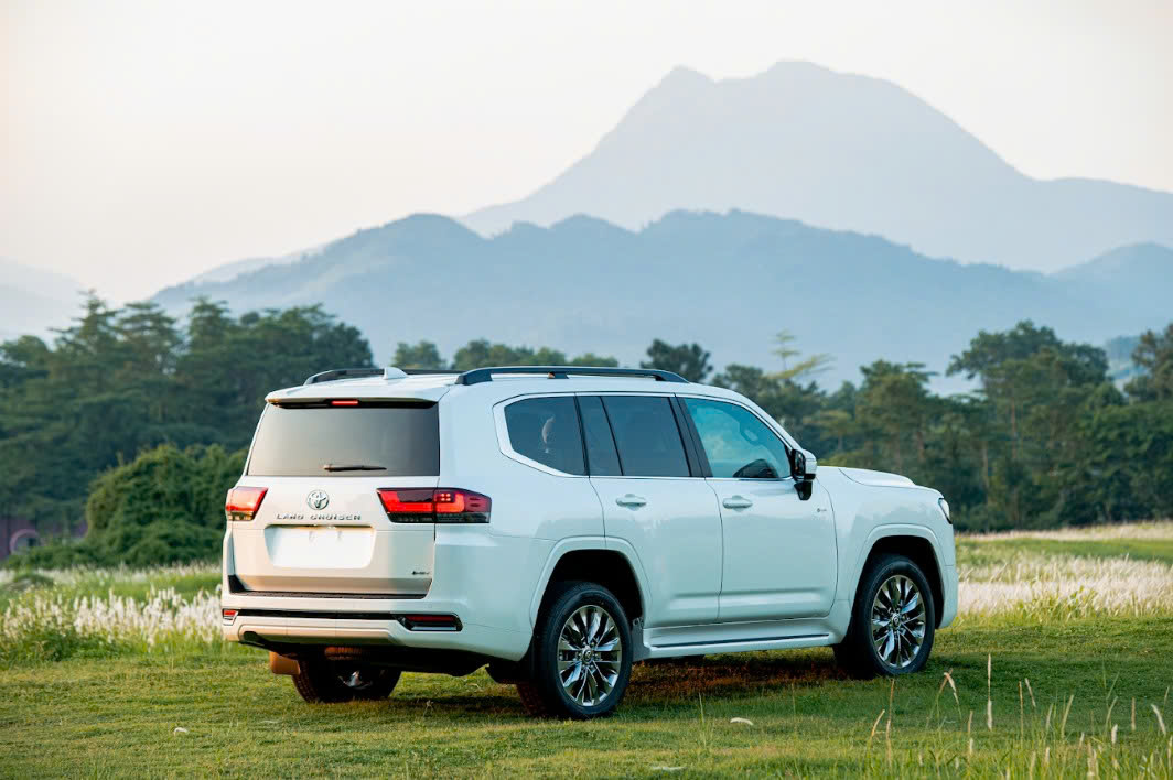 toyota-land-cruiser-LC300-HEV-hybrid-2026-bang-gia-xe-mau-trang-ngoc-trai
