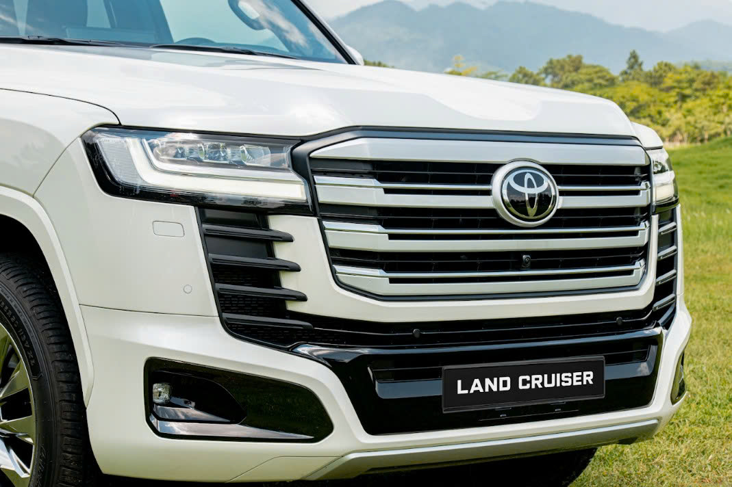 toyota-land-cruiser-LC300-HEV-hybrid-2026-bang-gia-xe-mau-trang