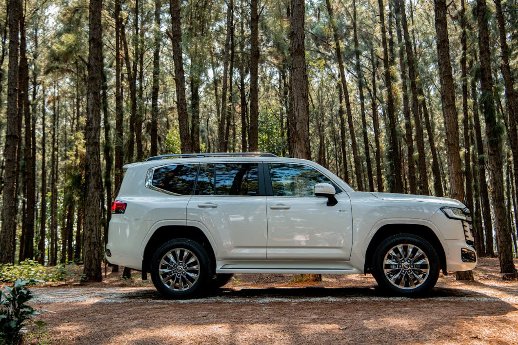 toyota-land-cruiser-LC300-HEV-hybrid-2026-mau-trang-ngoc-trai