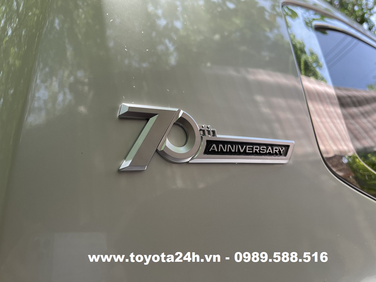 tem-logo-ky-niem-70-nam-toyota-land-cruiser-LC300-VXR-trung-dong