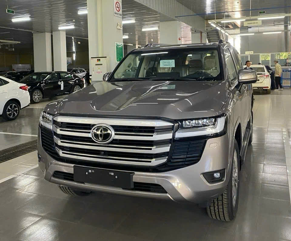 toyota-land-cruiser-LC300-2024-mau-nau-dong-do-bodykit-VXR-trung-dong