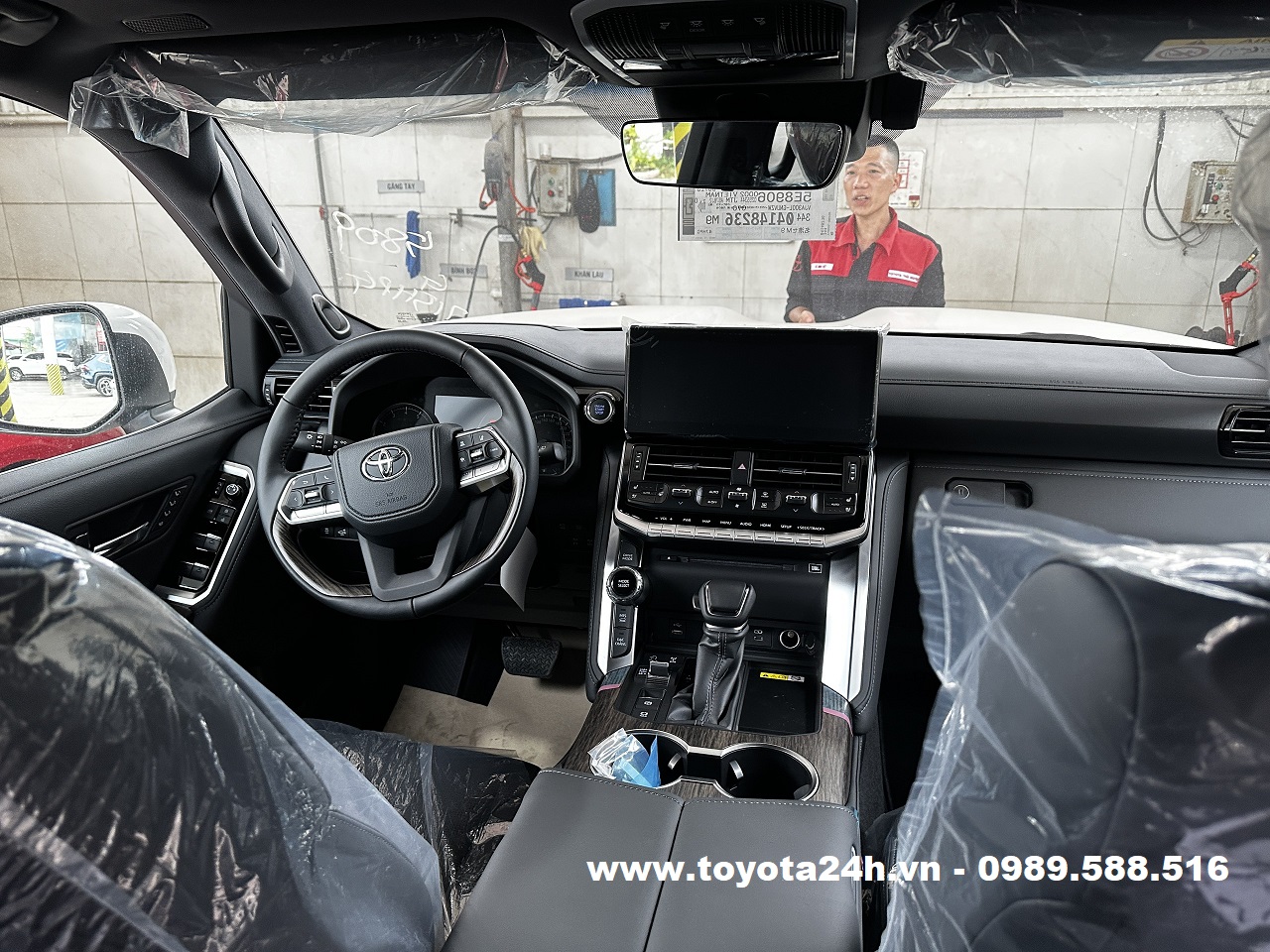 noi-that-den-toyota-land-cruiser-2024-mau-trang