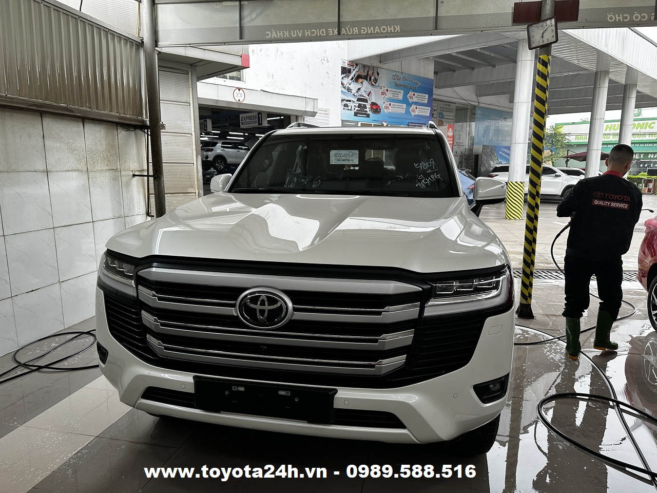 toyota-land-cruiser-LC300-2024-mau-trang-noi-that-den